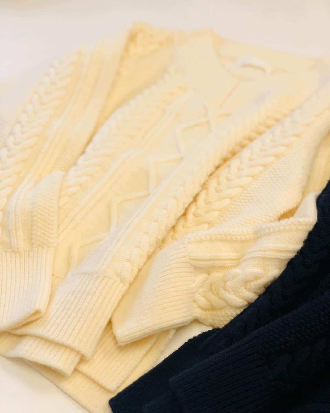 イリアンローヴのインスタグラム：「…iliannloen 2019 AW…  スポンディッシュで軽い、糸の特性を活かしたアラン柄ニット。 boxシルエットで浅めのvネック。 ふっくらと膨らんだケーブル柄がコーディネートの主役になります。  #iliannloeb #イリアンローブ #イリアンローヴ #knit #ニット #knitwear #fashion #japanknit #wholegarment #ホールガーメント」