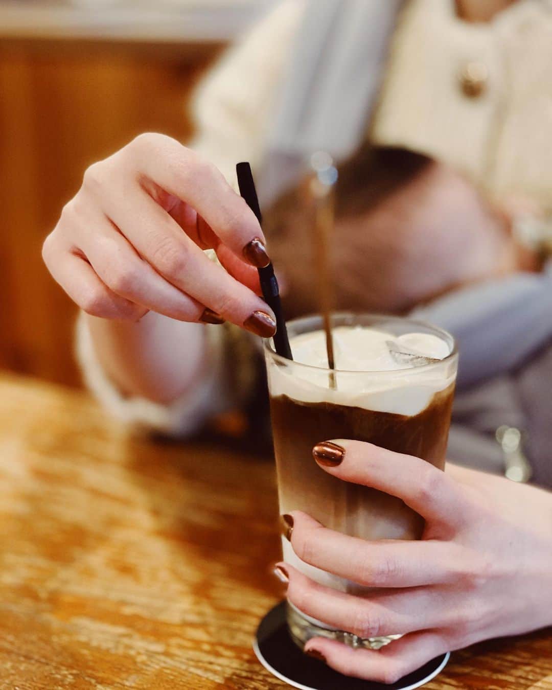 shihoのインスタグラム：「抱っこしてると暑くてまだまだ アイスな気分🎩 . . . ワンカラーにしたよ💅 @nailiejp」