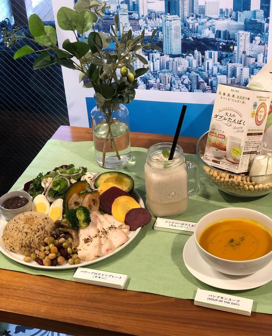 yoka1124さんのインスタグラム写真 - (yoka1124Instagram)「☆☆☆ ・ ・ Mr.FARMER✖︎大人のダブルたんぱくメニュー試食会へ参加してきました @mr.farmer_ ・ Mr.FARMERで動物性たんぱく質と植物性たんぱく質の両方を使ったキューサイの「大人のダブルたんぱく」メニューが11月7日～12月6日まで食べられるです ・ スムージーにスープ、メイン どれもとても美味しかったーそして 大人のダブルたんぱくが入ってるのなんて全く分からない‼️ ・ ・ ゲストでいらしたくびれ母ちゃんこと村田先生もたんぱく質の必要性を話してくださって 積極的にとりたいな、、と それが手軽に簡単に取れる大人のダブルたんぱく使ってみたいと思います @yumicorebody ・ ・ ・ ・ ・ ・ ・ #PR#ダブルたんぱく#キューサイ #大人のダブルたんぱく #たんぱく質#プロテイン #プロテイン女子 #ダイエット #インナーマッスル#くびれ」11月7日 16時04分 - yoka1124