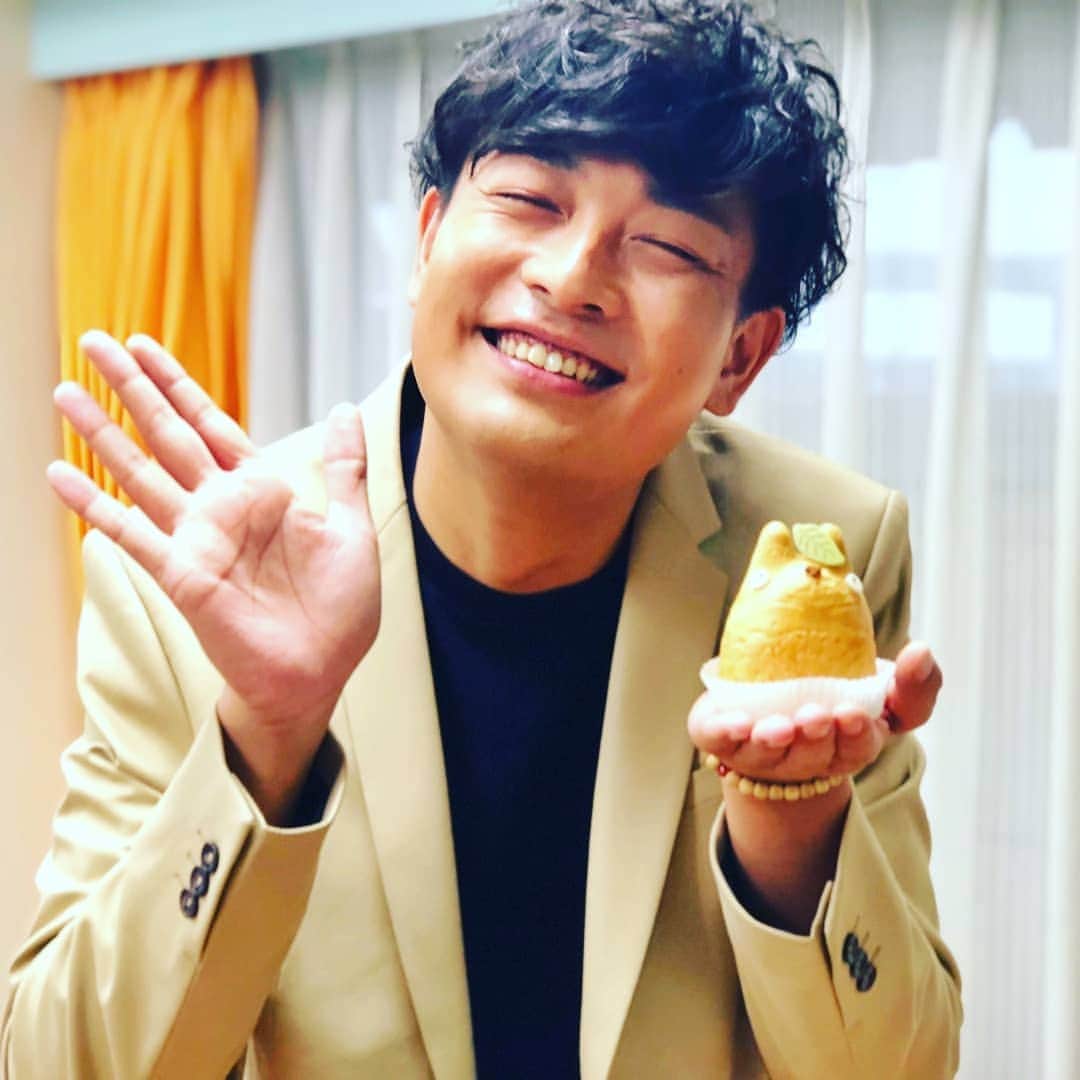 中村昌也のインスタグラム：「現場に可愛いケーキあったよ🙆  二枚目はケーキとメガネ。。。 さぁ～、今日はnbaRakutenのデイリー9出番だよ～✨ 八村塁選手の試合情報ももちろんやるよ～‼️ 観てね～✨ #nba#rakuten#八村塁#私事ですが #ダイエットして#痩せました」