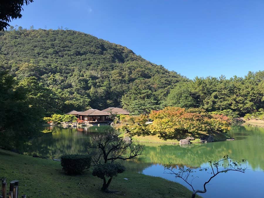 しょーりん（ウルトラ寿司ふぁいやー）さんのインスタグラム写真 - (しょーりん（ウルトラ寿司ふぁいやー）Instagram)「「栗林公園」﻿ 国の文化財庭園では最大の広さだそうな。綺麗﻿ ﻿ #栗林公園﻿ #日本庭園﻿ #香川旅行」11月7日 16時01分 - always_syorin
