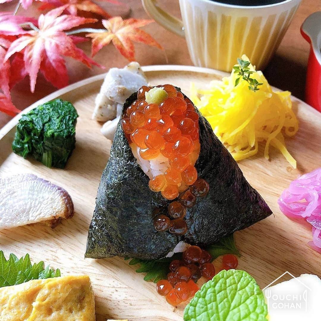 のインスタグラム：「【 #おうちごはんLover 】﻿photo by @snowcrystal6116 . こぼれるイクラに心奪われるのは、きっと私だけではないはず……今日は @snowcrystal6116 さんのこぼれイクラおにぎりをピックアップします😍💕 . 今の時期は、旬の筋子を使ってイクラの醤油漬けを作る方も多いですよね😊☝@snowcrystal6116 さんも今回第2弾として作り、塩加減もちょうどよくプチプチに仕上がったイクラを使って、今回のおにぎりを作ったんだそうです🍙✨心なしか、イクラをまとうおにぎりも自信満々に凛とたたずんでいるように見えますね😆💗 . おいしそうなイクラのこぼれおにぎりはもちろん、このおにぎりを中心に盛り付けられた彩り豊かなワンプレートの朝ごはんも素敵です🥢✨こんな朝ごはんを食べた日は、元気に楽しく過ごせそうですね☺🎵 . ------------------ ◆ #おうちごはんLover を付けて投稿するとおうちごはんの記事やこのアカウントで紹介させていただくことがございます。スタッフが毎日楽しくチェックしています♪﻿ . ［staff : かねこま］ ------------------ . #おうちごはんlover #おうちごはんラバー #ouchigohanlover #デリスタグラマー #ouchigohan #いつものいただきますを楽しく #おうちカフェ #おうちごはん #lin_stagrammer #foodporn #foodphoto #foodstyling #Onigiri  #breakfast #おむすび #いくら #おにぎり #朝ごはん #和食 #和ごはん #ワンプレート #いくらの醤油漬け」