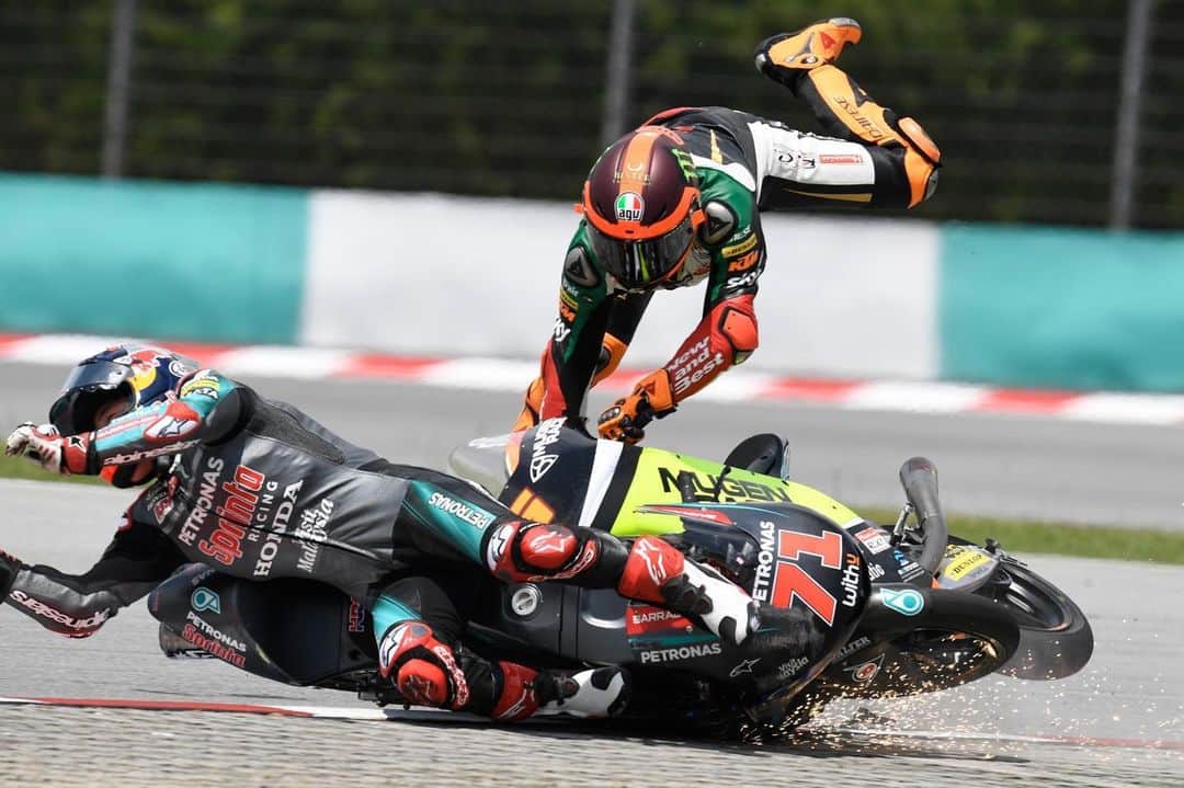 MotoGPさんのインスタグラム写真 - (MotoGPInstagram)「😱💢🙈 // Wishing @ayumusasaki_71 a speedy recovery on his right hand fracture following this crash 👆at the #MalaysianGP 🇲🇾 💪 #MotoGP #Crash #Motorcycle #Racing #Motorsport」11月7日 16時08分 - motogp