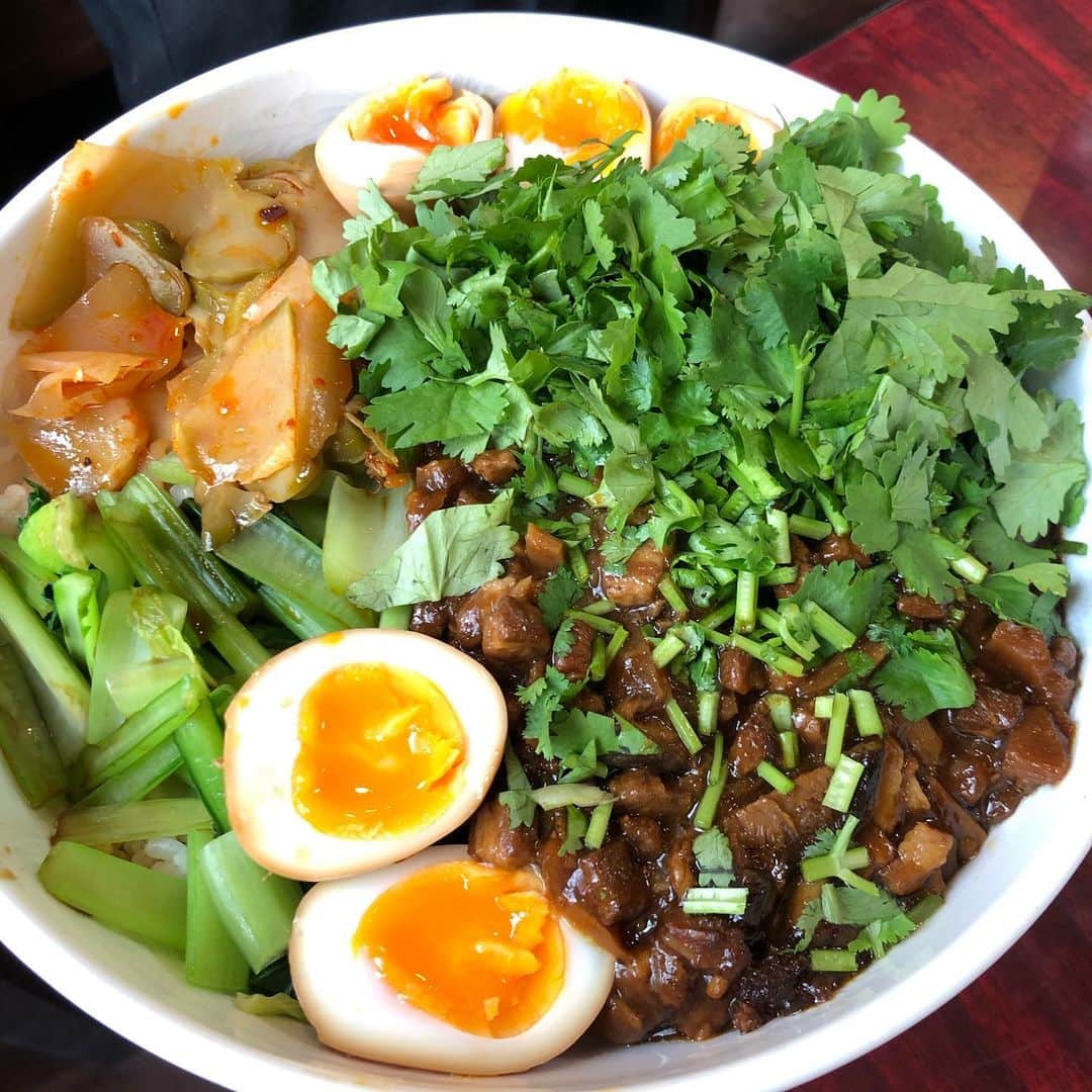 のインスタグラム：「何故か上野で札幌の海鮮定食屋「びびび食堂」の大将と"台湾料理圓山"でランチっち！ 特別に魯肉飯のデカ盛り作ってもらいました(*´艸`) #台湾料理圓山 #上野 #びびび食堂 #魯肉飯 #東京と札幌の食のご縁を感じる出来事 #大将のオススメ店 #大将美味しくて楽しい時間をありがとう #今度は新川にあるびびび食堂の新店 #カフェレストランびびび にお邪魔しますね #ヒンナヒンナ」