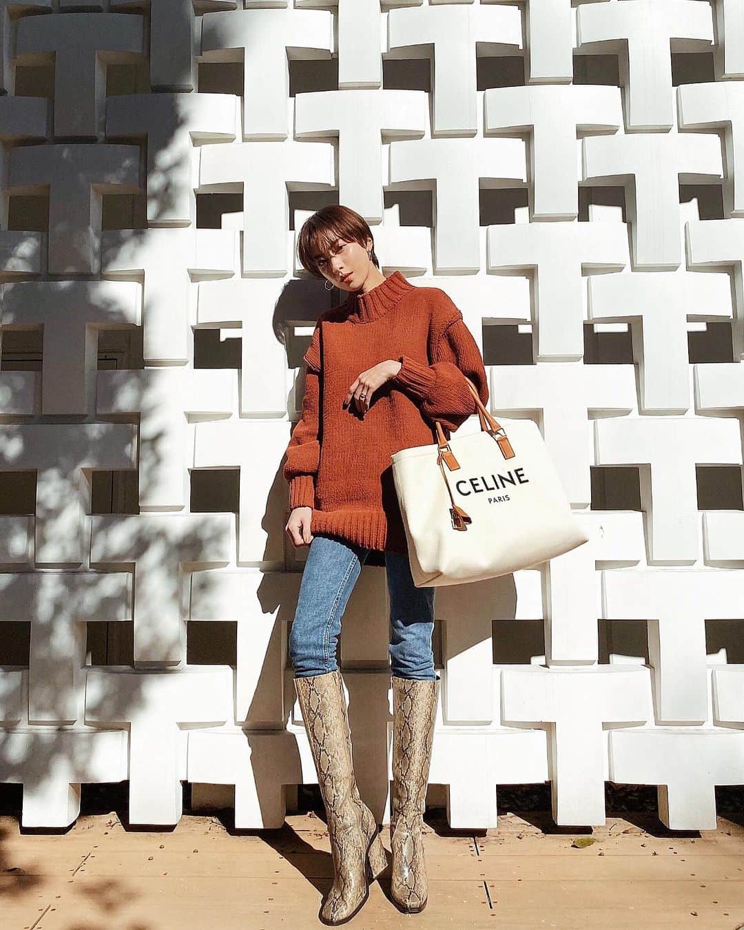ソンイのインスタグラム：「秋晴れのお天気が1番好き☺️☀️🍂﻿ 🏷ニット : @emoda_official 🏷デニム : @vicente__official 🏷ブーツ : @evris_official﻿ 🏷バック : @celine ﻿ Vicenteのデニムのサイズ感が好きすぎて👏🏼❤️﻿ ストレッチ効いてない固い生地のハイウエストスキニーが大好きなんだけど、ウエストも太ももも緩くならずピタッと履けるサイズ感が超嬉しい😭﻿ インディゴは前から持っててよく履いてたんだけど、お気に入りすぎて色違いで明るいブルーも✌🏻﻿ ﻿ そしてEVRISのブーツは高すぎない太ヒールで安定感あるから走れるレベルで履きやすい👢❤️﻿ 今年はニーハイよりも少し短い膝下丈のブーツがトレンドだよね☺️﻿」