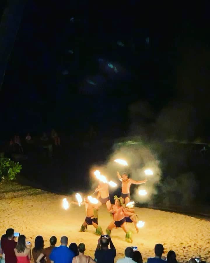 Akira Yamaokaのインスタグラム：「Fire dancer! #moorea #mooreabeach」