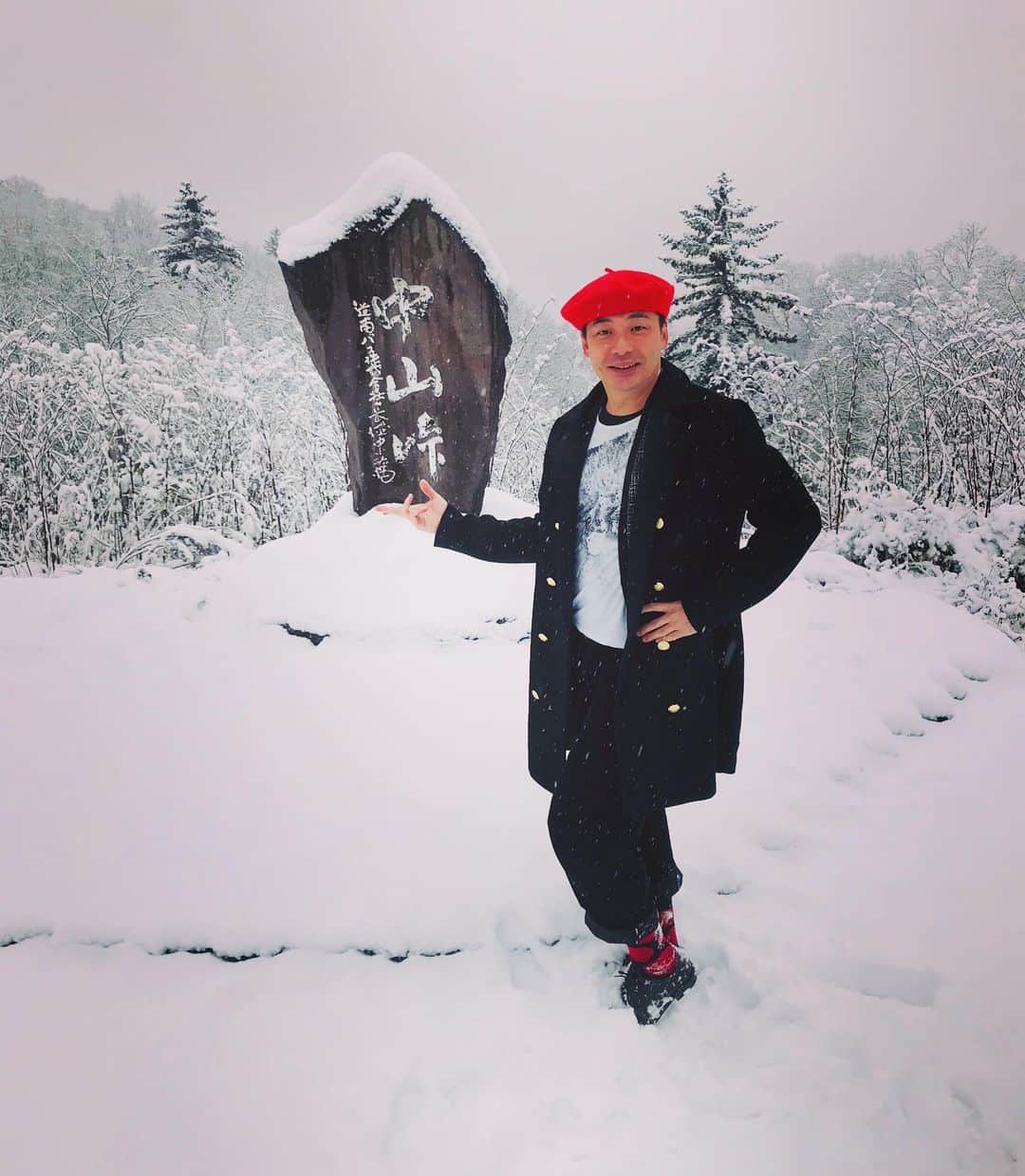 美川憲二さんのインスタグラム写真 - (美川憲二Instagram)「北海道は雪、雪、雪よ〜🥶⛄️⛄️⛄️❄️❄️❄️❄️❄️ 只今の気温➖3℃‼️ 寒〜い😱💦💦💦💦 #北海道は雪 #中山峠  #雪景色  #マイナス3度だって  #寒ーい  #美川憲二 #ものまね」11月7日 16時15分 - mikawakenji