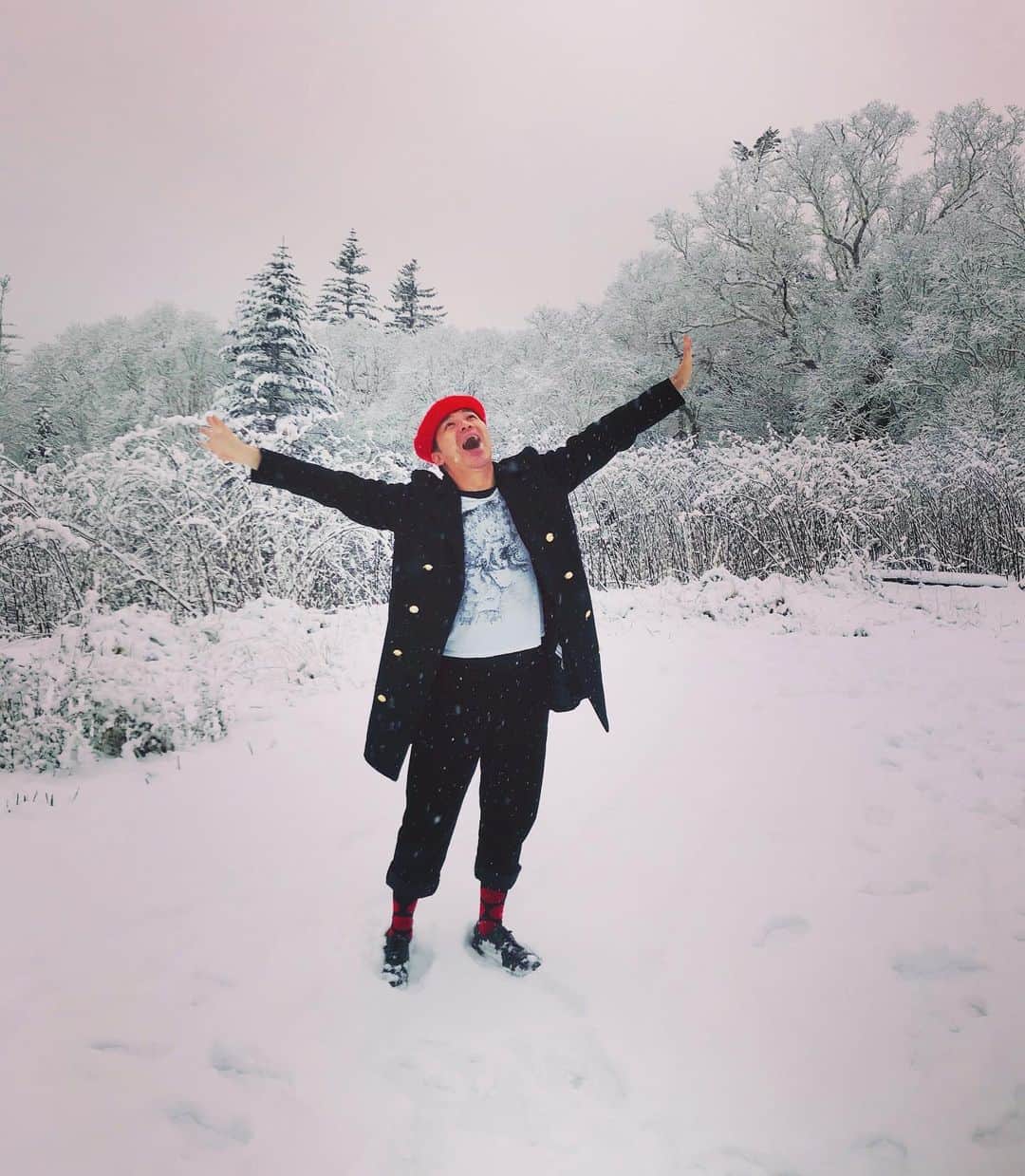 美川憲二さんのインスタグラム写真 - (美川憲二Instagram)「北海道は雪、雪、雪よ〜🥶⛄️⛄️⛄️❄️❄️❄️❄️❄️ 只今の気温➖3℃‼️ 寒〜い😱💦💦💦💦 #北海道は雪 #中山峠  #雪景色  #マイナス3度だって  #寒ーい  #美川憲二 #ものまね」11月7日 16時15分 - mikawakenji