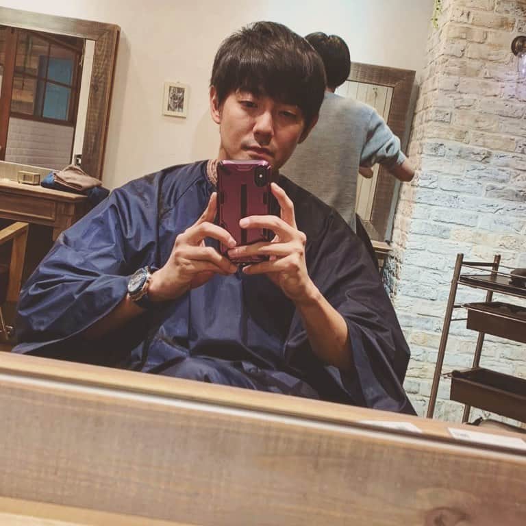 長田成哉のインスタグラム：「髪の調整へ。 よく聞かれます「携帯ケース、ガイソーグ意識して買ったんですか？？」 違います。 元々俺紫好きで、仕事決まる前に注文してたやつです。笑」