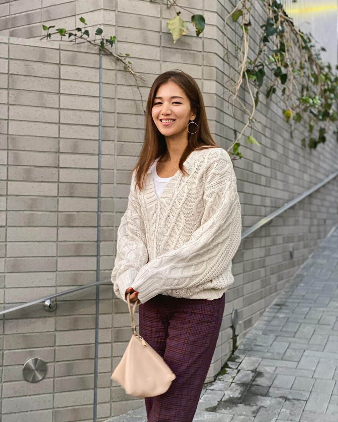 上原歩さんのインスタグラム写真 - (上原歩Instagram)「「ただいまの日本の気温は13° 寒暖差で体調崩されないようお気をつけください」🔊 という機内アナウンスが頭に流れています。 夏から突然冬の気分です。 ざっくりニット１枚も限界かも🥺 冬がはじまるよ❄️ knit: @titivatejp ・ #love #fashion #life #happy #titivate #titivatestyle #ケーブル編みキーネックニットプルオーバー」11月7日 16時23分 - ayumiuehara