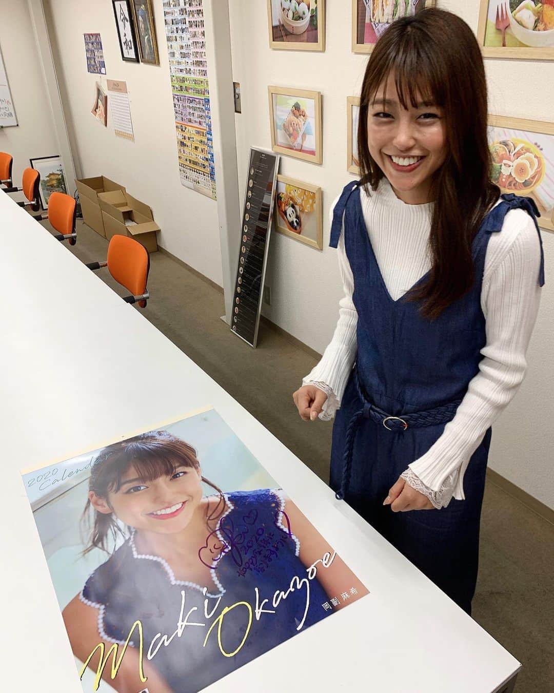 岡副麻希さんのインスタグラム写真 - (岡副麻希Instagram)「💫﻿ #2020年カレンダー﻿ ﻿ 宜しくおねがいします❣️﻿ ﻿ 2020年、みなさんの毎日が﻿ もっともっとはっぴーで溢れますように☺️🌸﻿ #にこにこ﻿ ﻿ プロフィールのURLに﻿ リンクをぺたっとしております☺️﻿ ﻿ tops#willselection ﻿ all-in-one#tedbaker﻿ ﻿ ブレかけなのは、ハイチーズに緊張してしまい﻿ ジャンプしながらLiveモードで撮ってもらったからです笑」11月7日 16時24分 - maki_okazoe_official