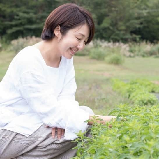 日本アロマ環境協会(AEAJ)さんのインスタグラム写真 - (日本アロマ環境協会(AEAJ)Instagram)「ナチュラルビューティスタイリストたちの、スタイルのある生き方を束ねたWebジャーナル『sense of LIFE』。 日本原生の野草や有用植物に着目して生まれた国産スキンケアブランドで、商品企画・販売促進を担当する吉野さやかさんの記事を更新しました。  一日一回は好きなハーブティーをゆっくり飲む、お風呂上がりには植物の香りが広がる化粧水でスキンケアする、など日常の中での「心地よさ」を大切にされているライフスタイルは、ナチュラルビューティスタイリストそのもの。インタビューはプロフィールリンクからご覧いただけます。  #senseofLIFE #アロマ #aroma #AEAJ #ナチュラルビューティスタイリスト#植物 #plants #香り #アロマライフ #香りのある生活」11月7日 16時24分 - aromakankyo_aeaj