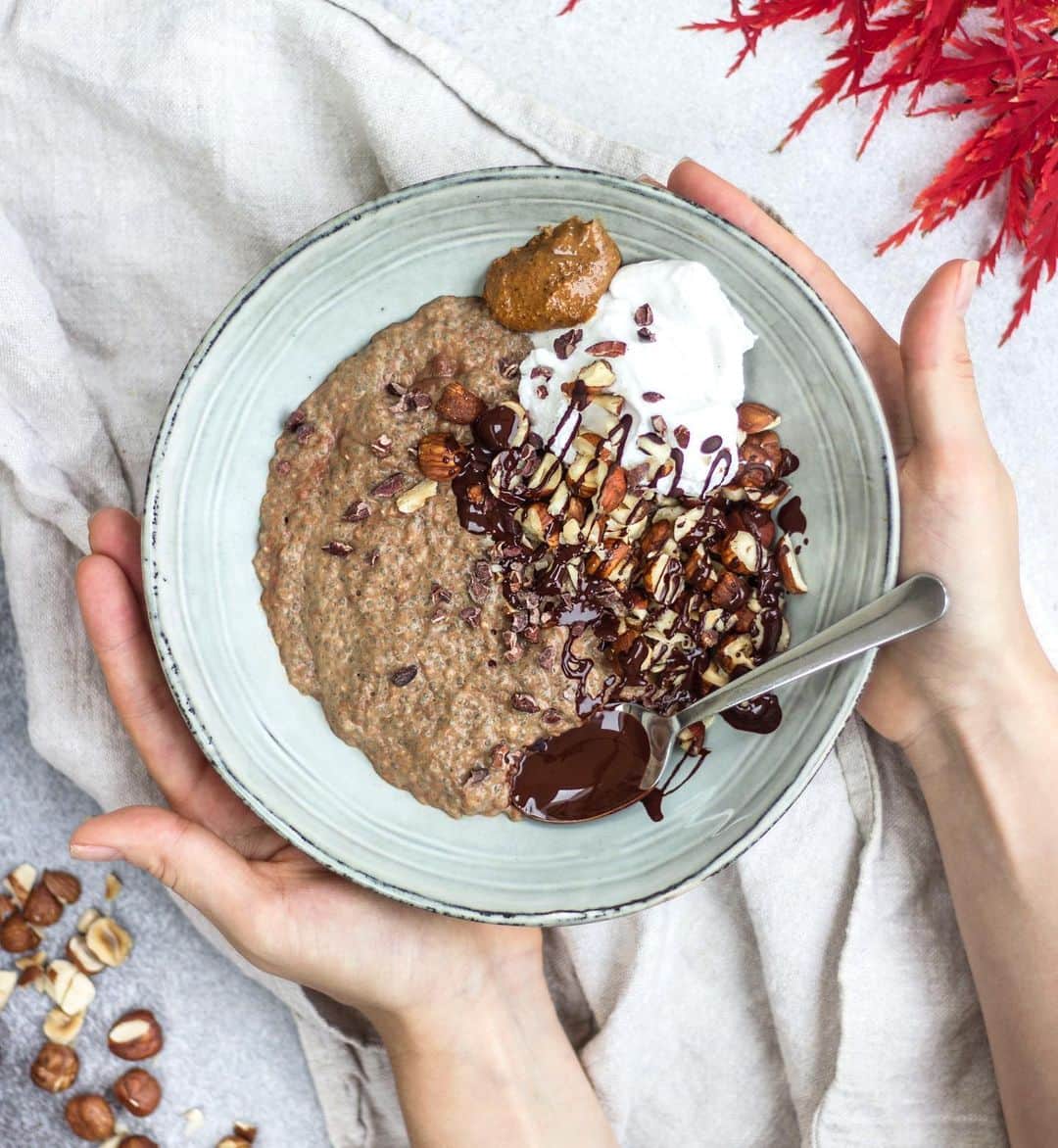 Zanna Van Dijkさんのインスタグラム写真 - (Zanna Van DijkInstagram)「Warm “Nutella” Brekkie Bowl 😍🌱 AD This warm chocolate hazelnut bowl is packed full of plant based protein and healthy fats. Plus it is ridiculously easy to make and super warming on a cold winter morning 🙌🏼 ➡️ Mix 1/4 cup of chia seeds with 1 cup of plant milk and 1 tbsp of cacao powder. Combine thoroughly and allow to sit until the chia seeds become thick and goopy (you can leave this in the fridge overnight to save time). ➡️ Once thickened, pop the chocolate chia mix into a pan over a medium heat and stir well. Add in a little more plant milk if needed. Stir through a tbsp of hazelnut butter (or other nut butter!). ➡️ Take off the heat and stir through 1 heaping tbsp of @vivolife cacao protein powder. ➡️ Top with roasted hazelnuts and anything else you fancy! I love coconut yoghurt and even more nut butter 🙊 Let me know if you give it a go! You can get a discount on @vivolife vegan and carbon neutral products with the code ZANNA10 🌍❤️ #vivolife #veganeats #plantbased #veganrecipe #whatveganseat #plantpowered #breakfast #breakfastrecipe #chiarecipe #healthyrecipe」11月7日 16時26分 - zannavandijk