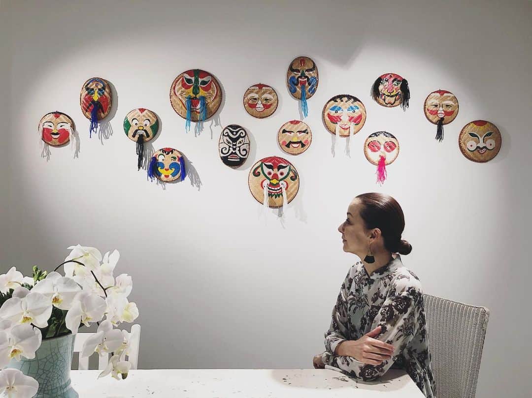 のインスタグラム：「ハウスオブロータス、春夏の展示会。テーマに合わせ、壁にはハノイの仮面をディスプレイ。 #ハウスオブロータス青山店 #ハウスオブロータス #houseoflotus」