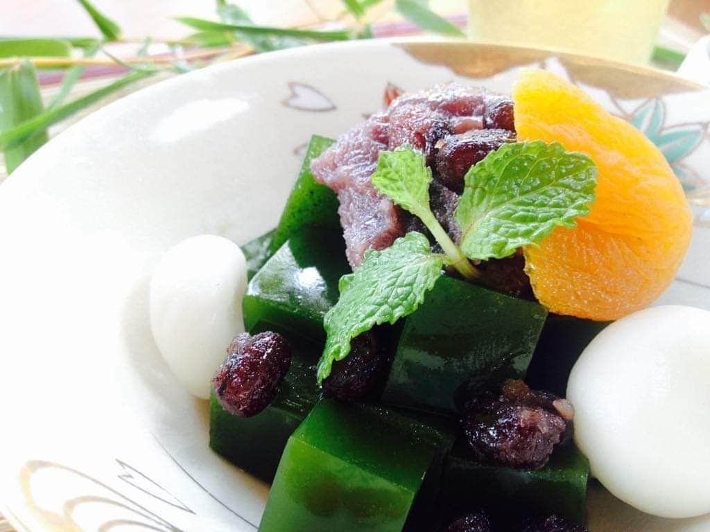 のインスタグラム：「Are you still hungry after lunch? If your answer is "yes", this is the solution! Make sure you order Matcha Anmitsu for your dessert. We serve matcha agar, red beans and dango in a bowl. Enjoy it with palm sugar syrup and sencha or houjicha tea.. Fulfill your needs, fulfill your wishes! #anmitsu #sweets #japanese #delicious #toiro_wagashi #kerobokan #batubelig #petitenget #canggu #balifoodies」