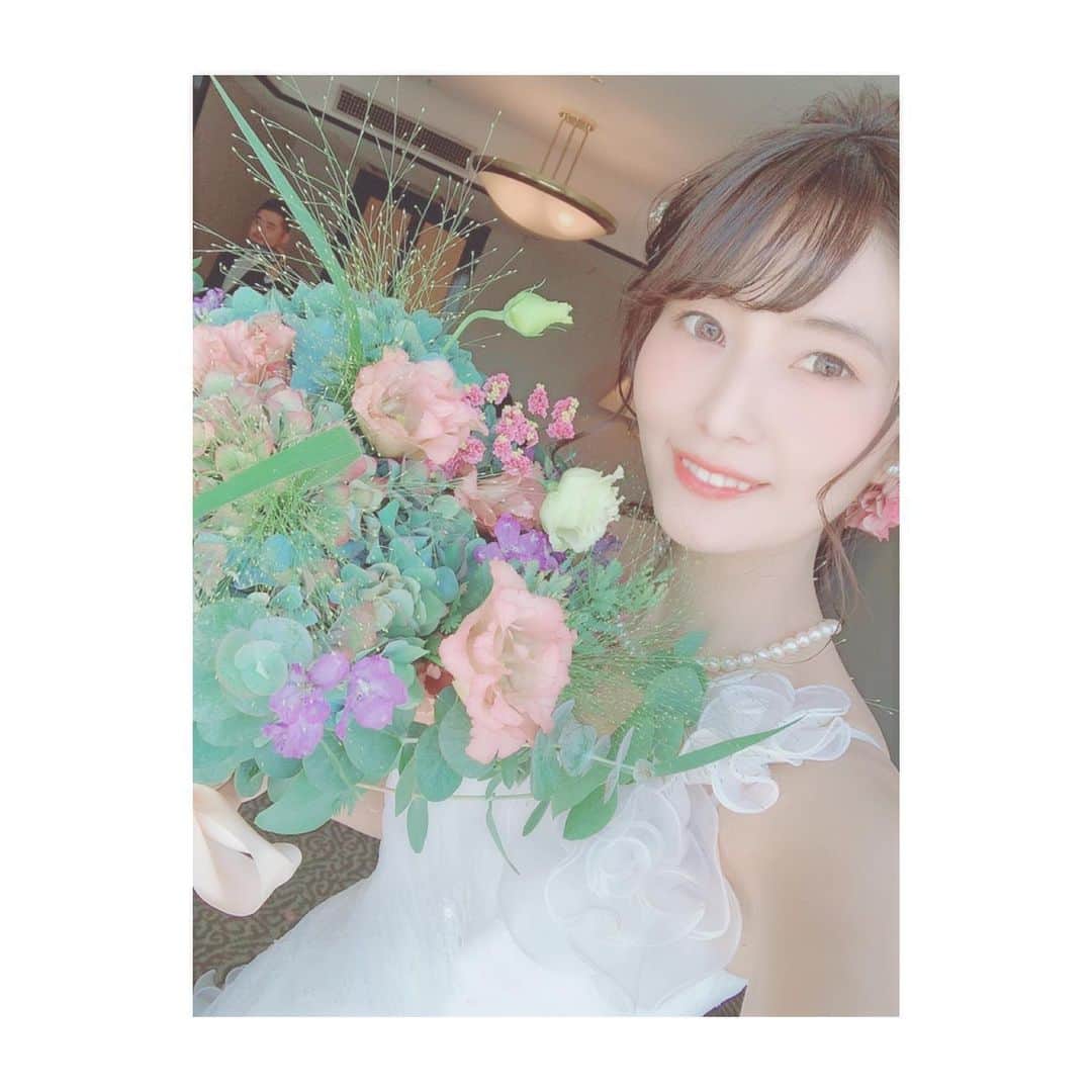 大崎みらいのインスタグラム：「、 2019.11.04 無事みなさまのおかげで、 結婚式を挙げることが出来ました！ 、 参列してくださった皆様、 二次会から来てくださった皆様、 今回来れなかったけど おめでとう〜と声をかけてくださった皆様、 今までであった全ての皆様！ 本当にありがとうございました！ 、 我ながら、 とっても私たちらしい 良い式が出来たと思います！笑 、 しばらく結婚式関連の投稿ばかりには なると思いますが、笑 飽きずにいいねしてね♡笑 、 、 、 #happy #wedding #weddingdress #weddingparty  #結婚 #結婚式 #花嫁 #卒花  #ブーケ #結婚式ドレス  #奥にいる方はカメラの方です笑  #thelandmarksquaretokyo」