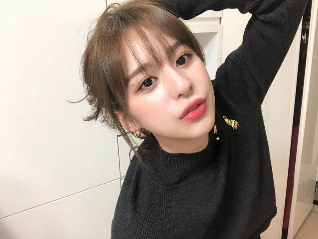 山上愛のインスタグラム：「韓国の美容室でイメチェンしてきました🙈❣️その様子をYouTubeにあげています👏👏 おススメリップも紹介してます！ 是非ご覧ください❤️❤️ #YouTube #山上愛 #미용실 #美容室」