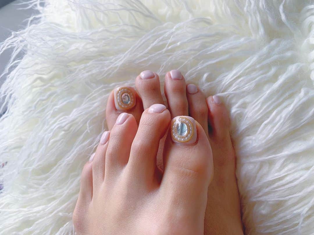 わちみなみのインスタグラム：「フットネイル💅💕﻿ ﻿ 今回はお姫様みたい👸笑﻿ 淡い白っぽいピンクに﻿ チェーンとか使ってアクセサリー風に✨﻿ ﻿ @musk_nails  佐野さんが可愛くしてくださいました👼🏻👼🏻﻿ ﻿ かわいいな〜🌷🍬﻿ これから寒くなると、﻿ 足の爪までじっと見られないから﻿ 派手にしたくなっちゃうね😎😎😎﻿ ﻿ #わちネイル﻿ #nails #冬ネイル﻿ #原宿 #白ネイル #ピンクネイル﻿」