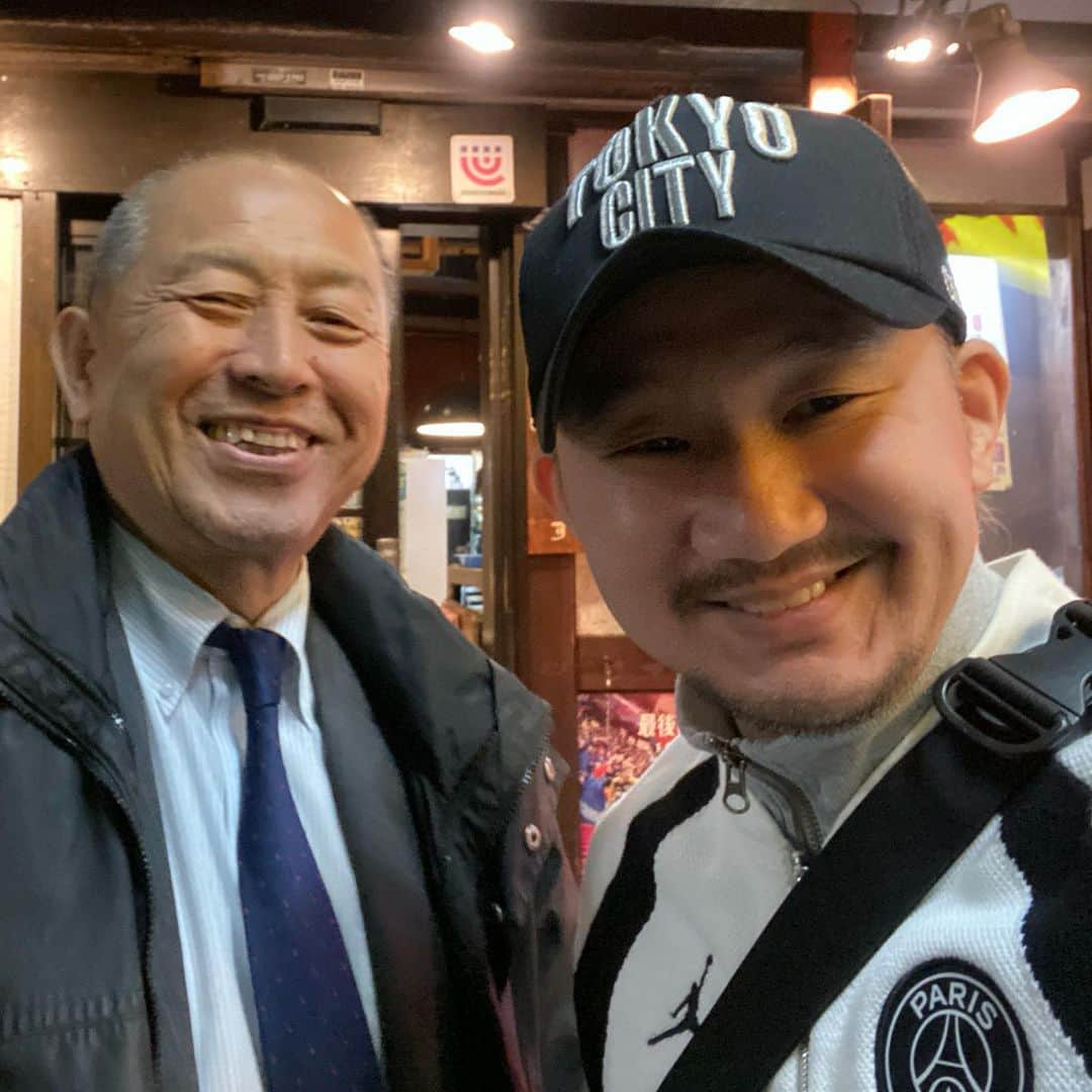 植田朝日のインスタグラム：「🔵🔴﻿ ﻿ ラストナイトは"東京のリビングレジェンド"村林さんとオッサン2人飯⁉️苦笑﻿ ﻿ 余り事前に予定を立てるタイプじゃないオレに、前々から予定を決めてのメシ会に「何ごとか❓」と思うも、単に「優勝して〜な〜‼️」会っした！w﻿ ﻿ やっぱ、いくつになっても熱い人は熱いっす‼️﻿ ﻿ YNWA﻿ ﻿ #tokyo12 #ムラバ2019﻿ ﻿」