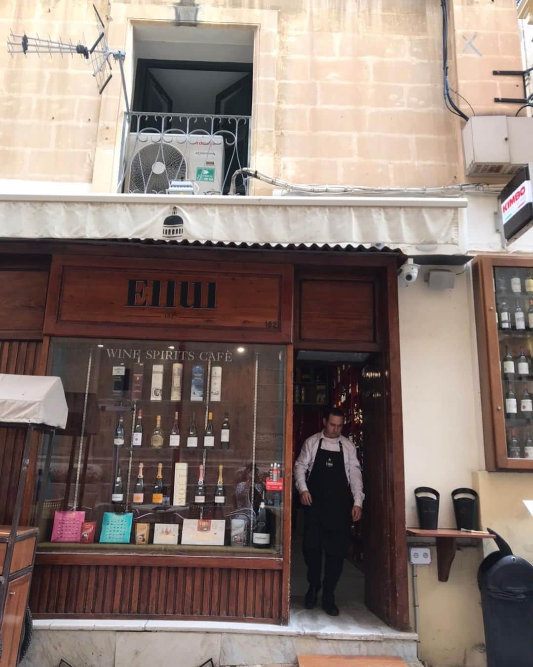 のインスタグラム：「* マルタ島はワインも有名で🍷ワイン専門の酒屋さんがたくさんあります。 試飲もさせてくれるので、飲ませてもらい、美味しかったワインを3本ゲットしました！ 日本で飲むのが楽しみ！  ランチは地元の人が教えてくれたレストランでいただきます。 ウサギ料理が美味しいのだそうですが私たちはパスタをいただきました。 これも撮影していたので写真がなくてごめんなさいね デザートだけ写します。 クレームブリュレとパンナコッタとババロア、そしてフルーツゼリー 美味しかった！」