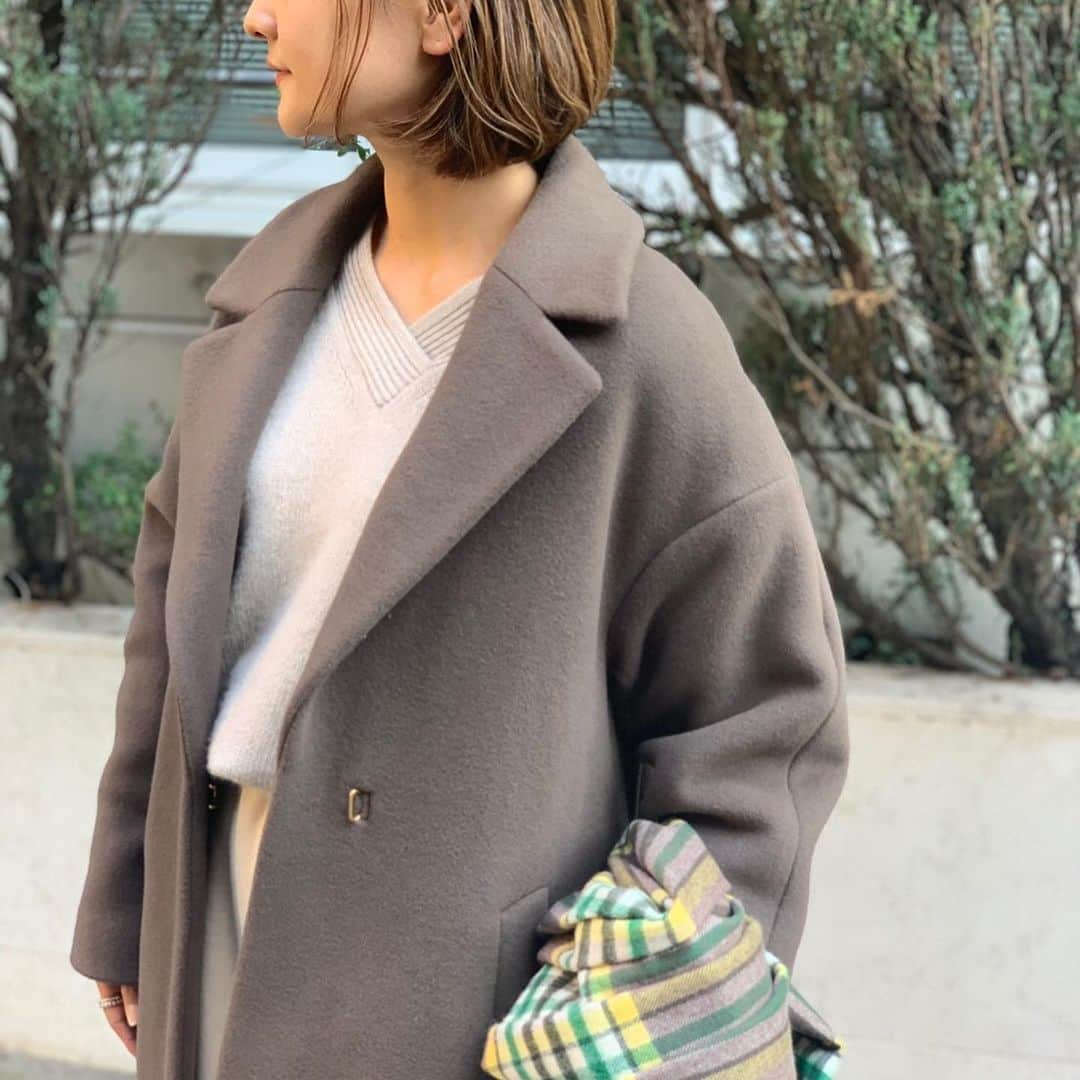 green label relaxingさんのインスタグラム写真 - (green label relaxingInstagram)「【VERY12月号】  11/7(木）発売のVERY12月号に、グリーンレーベル リラクシングの特集ページが掲載されております。 ・ ・ 『ちょっとの遊び心で、オシャレがぐっと垢抜ける「オシャレを変える、冒険心」(P.247～P.254)』にて、トレンドのアウターの着まわしや1枚は持っておきたいニットのバリエーションまで、ご紹介しています。  今月号でVERYを卒業される、滝沢眞規子さんが着こなすスタイリングにも注目です！  画像1枚目のアウターの着回しを2枚目から載せております。  COAT ¥27,000+tax 3625-199-1525  スペシャルコンテンツはストーリーアーカイブ「VERY12月号」のリンクからご覧いただけます。 是非、チェックしてみて下さい！  #unitedarrows #greenlabelrelaxing #very12月号掲載 #ユナイテッドアローズ #グリーンレーベルリラクシング #滝沢眞規子 #fabricaロングチェスターコート #冬アウター #アウターコーデ #ニットコーデ #hamiltonlambswool」11月7日 17時05分 - ua_greenlabel