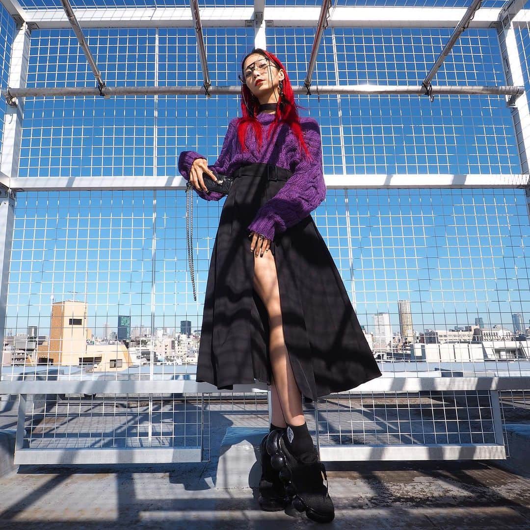 si ouxのインスタグラム：「短パンが内包されたスカート。切れ目から脚みせできてかわいい。﻿ ﻿ #きょうの太陽浴﻿ ﻿ knit #the_heres2lyfe ﻿ skirt #7things @7things.official ﻿ socks #upaborn﻿ shoes #groundsfootwear  choker #upaborn ﻿ ﻿ ﻿ ﻿ ﻿ #olympus #epl7 #olympuspen #olympusepl7 #MZUIKODIGITAL25mm #selfie #selfies #redhair #redhaircolor #redhaired﻿ ﻿ ﻿ 先月から通い始めた全身脱毛(顔以外)のおかげでこうして脚出し余裕です。﻿ 来週あたりまた東京中央美容外科銀座院、いく予定。﻿ 脱毛は完全なくなるまで繰り返さないと。﻿ ﻿ @tcb_nagamine #医療脱毛ならTCB東京中央美容外科 #美容整形ならTCB東京中央美容外科 #東京中央美容外科 #美容外科 #銀座 #東京中央美容外科銀座院 #永峯祥子 #医療脱毛 #レーザー脱毛 #メディオスター #メディオスターNext 脱毛 #全身脱毛 #PR」