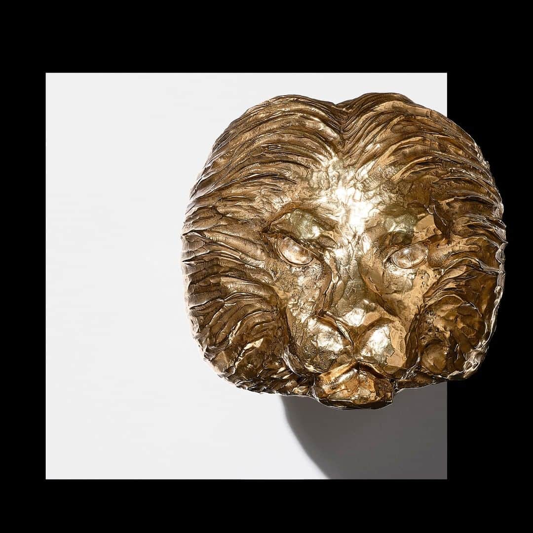 グーセンス パリのインスタグラム：「Lion cuff from the GOOSSENS X HARUMI KLOSSOWSKA DE ROLA collaboration . #📸 by @saillantolivier . . #goossens #harumiklossowskaderola #lion #cuff #jewels #brass #gold」