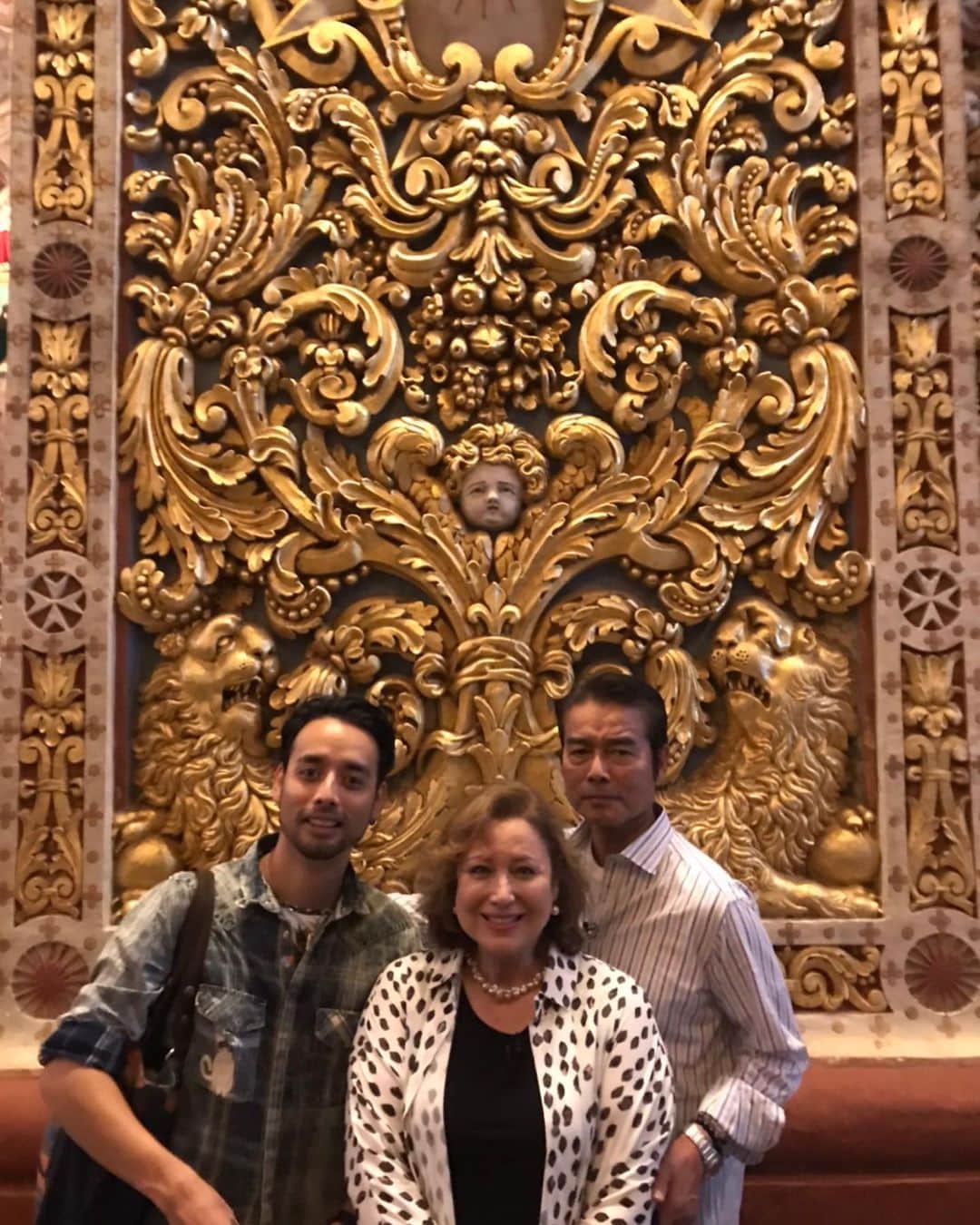 のインスタグラム：「* マルタ島の大聖堂を見に来ました。マルタの騎士団が眠っているお墓です。 この美しい模様の大理石の下に400人が埋葬されているそうです。 でも怖い感じは全然しません。 とにかく厳かな気持ちになります。  洋輔とはここで別れます。 ラジオの生放送があるので一足早く日本に帰ります。 さあここからは老夫婦だけの2人旅です。 洋輔気をつけて帰ってね✈️」