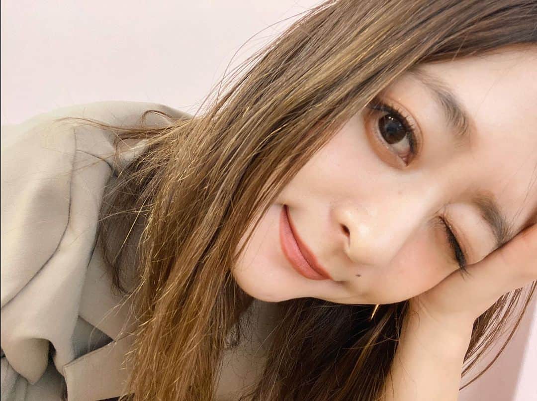 のインスタグラム：「new #eyelashes 👀 まつげパーマもいいけど、やっぱりまつエクが楽ちん❤️ ラッシュアディクトで伸ばしたから自まつ毛と同じくらいのエクステふっさ〜って付けてもらった❤️ 安定のフラットラッシュのdarkbrown🤎 @romi_lomy いつもありがと❤️ 下まつげもまた付けちゃおっかなぁ〜🥱 #まつげエクステ#乾燥で髪の毛ぺったんこな日 髪の毛でアゴの肌荒れを隠したよ🥱」
