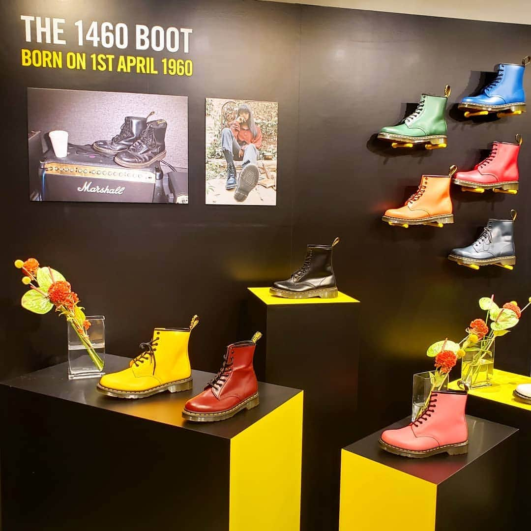 miniさんのインスタグラム写真 - (miniInstagram)「@drmartens_japan の展示会へ👢👢﻿﻿ 来年は、ドクターマーチンのアイコン「1460」の60周年！これを記念して人気のカラーが復刻して登場。これは絶対手にいれたい😆💕　miniでおなじみのベルトサンダルもデザイン、履き心地ともにパワーアップしていて見逃せない!!!!」11月7日 17時07分 - mini_tkj