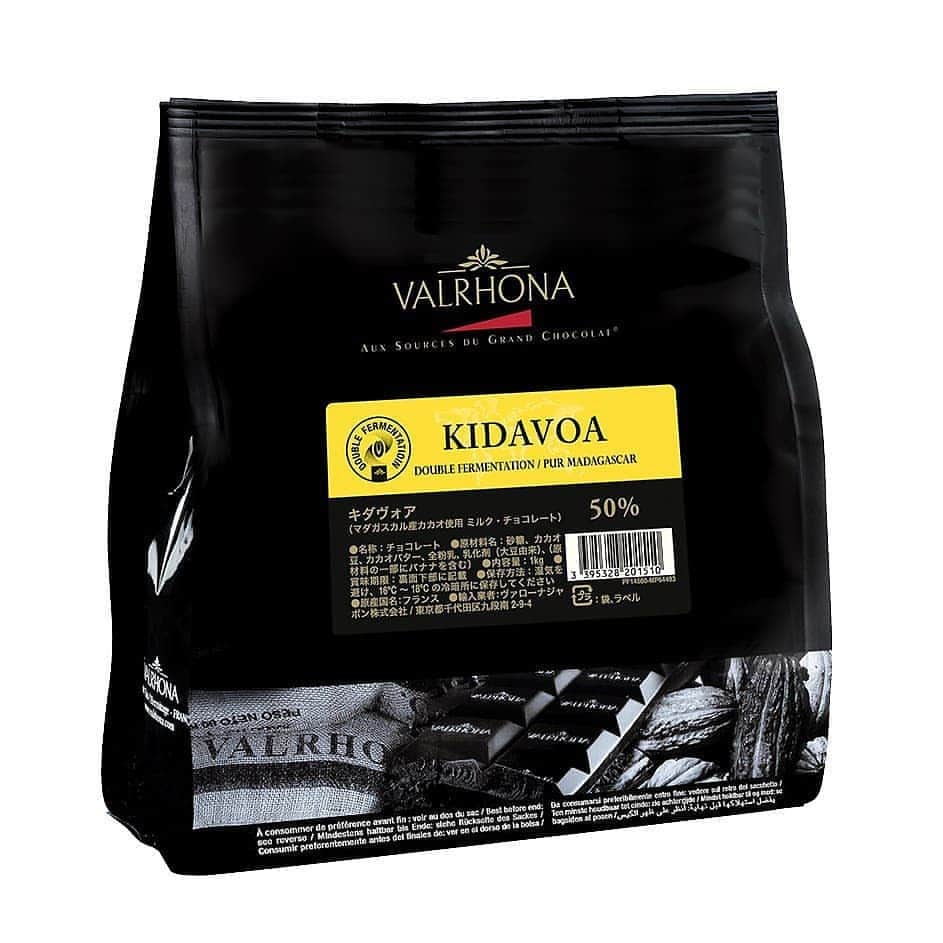 ショコラ de イースター by Valrhonaさんのインスタグラム写真 - (ショコラ de イースター by ValrhonaInstagram)「「ドゥーブル・フェルマンタシオン（二重発酵）」シリーズから、二度目の発酵にバナナを使用したミルク・チョコレート、「キダヴォア50％」が登場。マダガスカル産カカオを使用、フルーティなバナナのアロマに続くモルトの香りが特徴です。  #ヴァローナ #ヴァローナジャポン #パティシエ #パティスリー #チョコレート #デザート #クーベルチュール #エコールヴァローナ東京 #キダヴォア #ショコラ #ショコラティエ #ショコラトリー #ミルクチョコレート #valrhona #valrhonajapon #valrhonachocolate  #plateddessert #pastrycreation #kidavoa #chocolatier #chocolat」11月7日 17時16分 - valrhonajapon