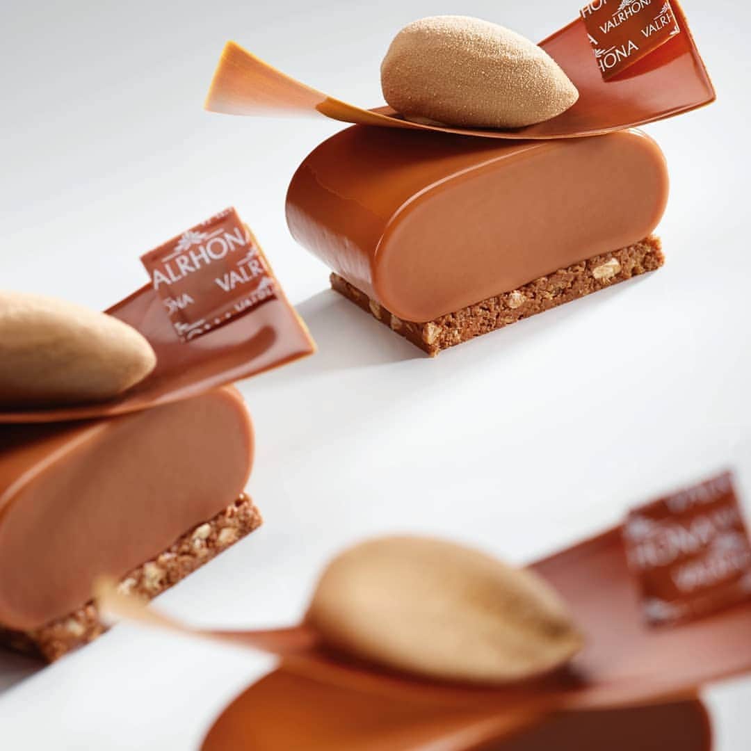 ショコラ de イースター by Valrhonaのインスタグラム：「「ドゥーブル・フェルマンタシオン（二重発酵）」シリーズから、二度目の発酵にバナナを使用したミルク・チョコレート、「キダヴォア50％」が登場。マダガスカル産カカオを使用、フルーティなバナナのアロマに続くモルトの香りが特徴です。  #ヴァローナ #ヴァローナジャポン #パティシエ #パティスリー #チョコレート #デザート #クーベルチュール #エコールヴァローナ東京 #キダヴォア #ショコラ #ショコラティエ #ショコラトリー #ミルクチョコレート #valrhona #valrhonajapon #valrhonachocolate  #plateddessert #pastrycreation #kidavoa #chocolatier #chocolat」