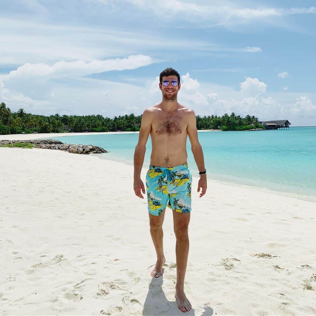 カレン・ハチャノフのインスタグラム：「Maldives vibes only!!!☀️🦑🦀🐠🐟🍉🍓🥥🍍 // Только Мальдивское настроение!!! @ooreethirah #OOMoments」