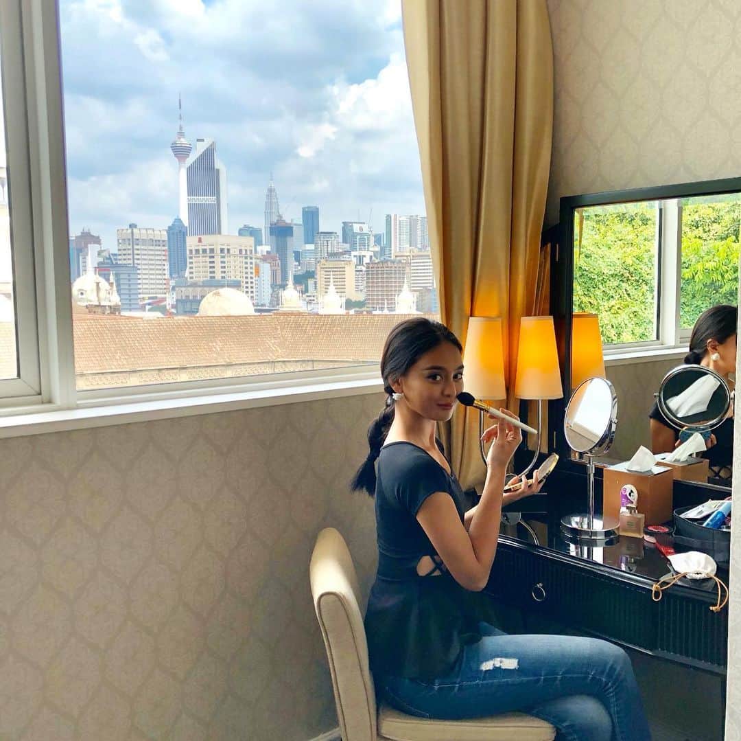 のインスタグラム：「Girls night out ❤️ getting ready @themajestickl with an amazing view of kuala lumpur from my room window 🇲🇾❤️ @ytlhotels #themajestickl #ytlhotels #majestichotel #majestickl #majestichotelkualalumpur #aboutkl #kualalumpur #malaysia #マレーシア　#クアラルンプール」