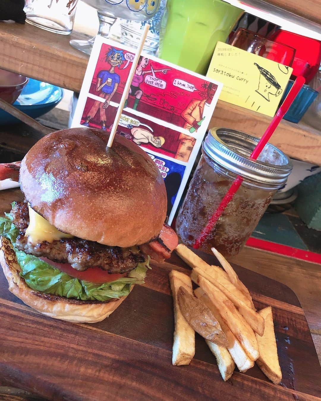 奥本健さんのインスタグラム写真 - (奥本健Instagram)「ガクヤさん🍔  加工などせずともこの破壊力 なんだろうね ｢美味しいの食べてもらいたい！｣って気持ちも感じるからか 口に入れるちょい前から美味い😁 (腹減ってたのもあるか‪𐤔) 店長さんと少しお話し ｢老後施設のおじいちゃんおばあちゃんが🍔食った事ない人多くて…｣ 美味しくてもたれない様にと んで🍔食べてもらいたくてこのパテになったとか  ほぉなるほど、そっか！と納得 博愛や恩だなぁと HUNTER × HUNTERのネテロさんか そりゃ強ぇ‪𐤔  隣りで食ってた田家は 1口目かぶりつき後に黙々と一気に半分以上行ってたよ🤣 (…ŧ‹"ŧ‹"( ´⚰︎` )ŧ‹"ŧ‹"ŧ‹”ŧ‹”ｳﾒｪｯｽ) (…ŧ‹"( ´⚰︎` )ŧ‹"ŧ…ﾔｷﾘﾝｺﾞﾔﾍﾞｪｽŧ‹”ŧ‹”) この日、ガクヤさん 知り合いの結婚式？かなんかで ｢1時間後に神戸行きの船乗らななんですわぁ🎩｣とか言ってたけど 俺らのあとに数組残ってたが間に合ったのか😅 ｢どうしても昼開けたくて😁｣と言ってた …天素かな‪𐤔  また行きます✨🍔 ごっそさんでした♪  #ガクヤバーガー #職人気質 #最後の肉汁」11月7日 17時28分 - ken_okumoto