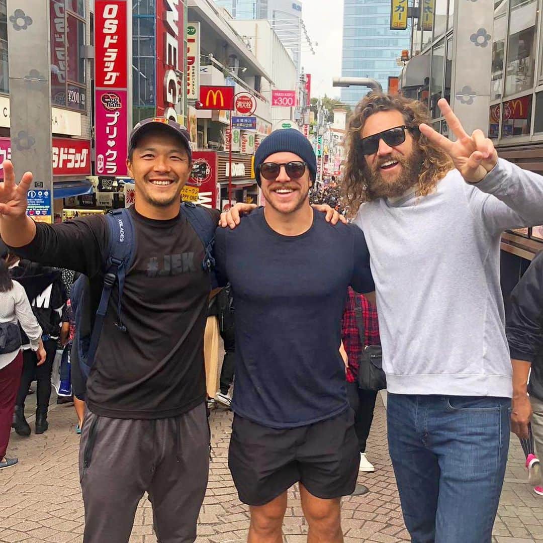 君島良夫のインスタグラム：「セブンズアメリカ代表のスティーブン・トマシン。 2015年、アメリカ カリフォルニア州のラグビークラブOMBAC(@ombac_rugby)でのチームメイト。当時彼はまだ20歳の少年でしたが、その後アメリカ史上最年少でセブンズアメリカ代表入り。怪我に泣いたシーズンもあったけど、なんと今年彼はWorld Rugby Sevens Player Of The Yearにノミネートされ、一躍セブンズ界のトップ選手に。 来年の東京オリンピック2020で活躍するのが本当に楽しみ！是非注目してください。  Great to see my (big) little bro @stephentomasin09 for the first time in 4 years. Can't believe that little 20 y.o. kid (in 2015 I was in OMBAC) represented the USA national 7s team and World Sevens player of the year nominees. I can't wait to watch you again in the @tokyo2020 next year, Steph. All the best 🇺🇸🇯🇵」