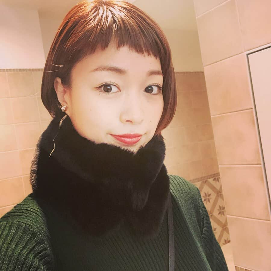 小雪さんのインスタグラム写真 - (小雪Instagram)「今日は鳥栖プレミアムアウトレットのパワーアップオープニングセレモニーMCでした✨  色んなブランドやショップが増えてて、お客さんもめちゃくちゃ多かったなぁ〜🥳 私服は👗 @rim.ark のニットワンピとふわふわの首巻き←なんて言ったらいいのか分からん😂 朝寒かったから、首巻きめちゃくちゃ助かった！！ 小顔に見える気がするし←  リップは昨日ストーリーに載せてたナチュラグラッセのテラコッタブラウン💄  #鳥栖プレミアムアウトレット #ニットワンピからのデニムパーカーに着替えて野菜を収穫しに行きました🤣 #これが私のリアル 🥦🥕🍠🍅🍋」11月7日 17時48分 - koyuki2