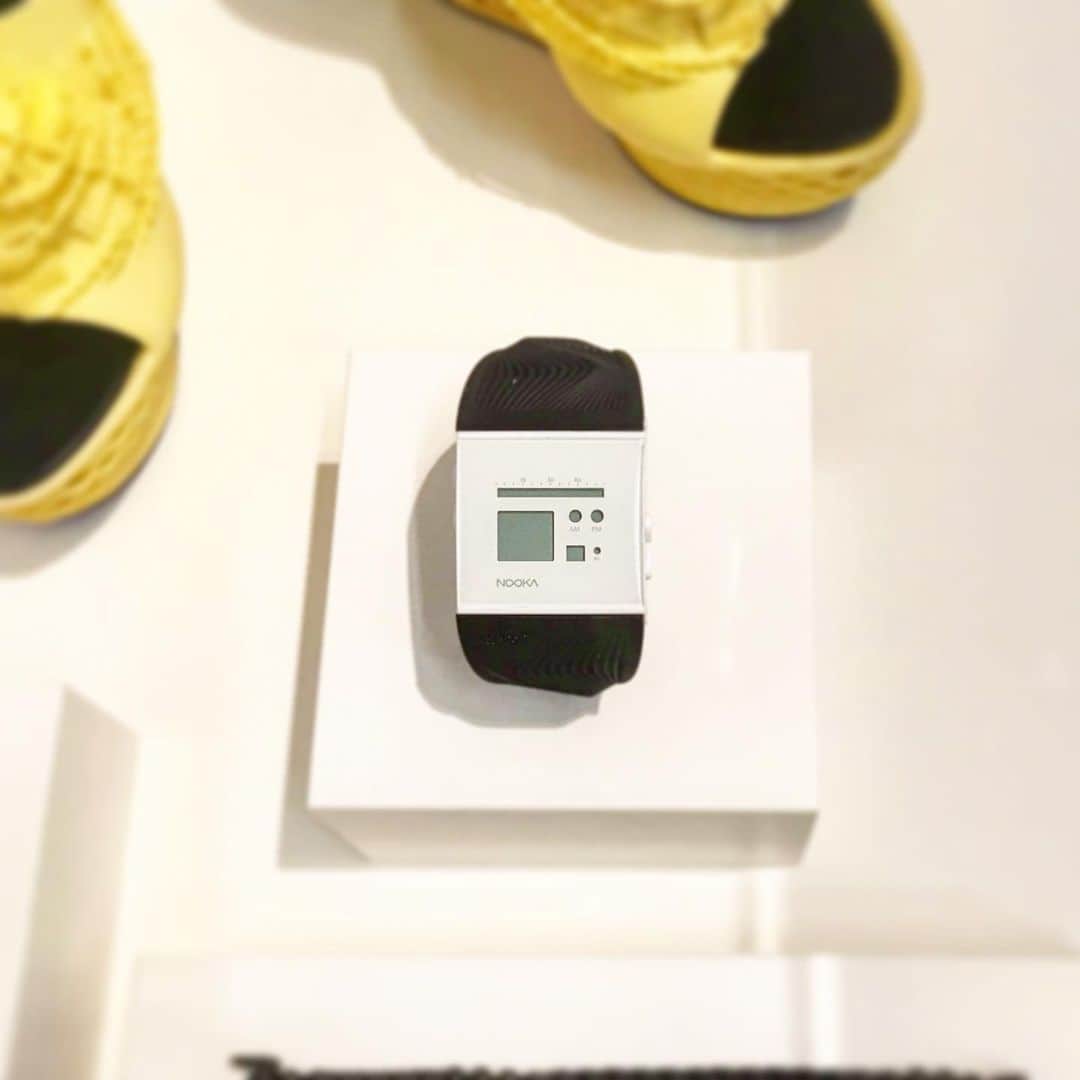 ヌーカのインスタグラム：「If you visit the Stedelijk Museum Amsterdam, you will see a NOOKA in the permanent collection – a lovely collab with the talented Alan Nguyen. This collab was sold online and at a 3D printed pop-up at Macy’s in 2015(I think). Do you own one of these? Better link here: https://alannguyen.me/nooka  #nooka #3dprinting #3d #watches #digital #design #productdesign #pioneer #innovation」