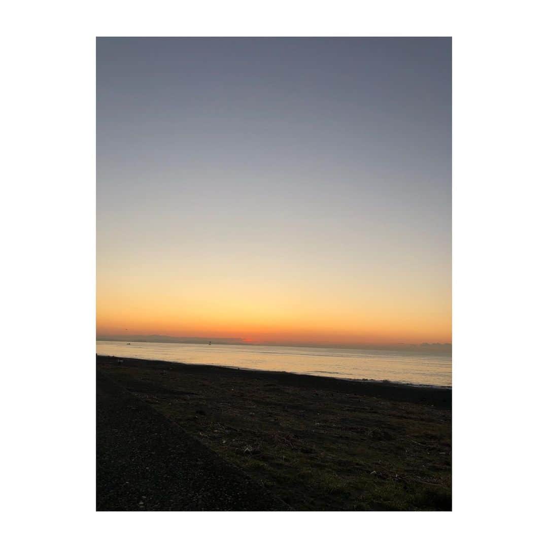 幸太さんのインスタグラム写真 - (幸太Instagram)「No filter days ﻿ ﻿ ﻿ ここ数日、なんだかフラットになりたくて…インスタも上げてませんでした🙏 ﻿ ﻿ ﻿ ただ、綺麗な夕焼けの海にも行けて🌆﻿ ﻿ ﻿ 箱根の芦ノ湖で山の空気吸いながら散歩したり⛰、﻿ ﻿ ﻿ 今朝は朝焼け🌅見ながら波チェックして、﻿ サーフィン🏄‍♂️も出来て﻿ ﻿ ﻿ ﻿ 自然の中で、心や頭を整理する良い時間になりました😊﻿ ﻿ ﻿ さっ、色々やる事あるけどコツコツやって楽しんで行かなきゃね‼️﻿ ﻿ ﻿ #relax #nature #oceanlove #lakelovers #brautifultime #sunset #sunrise #reset #meditation #model #surfer ﻿ #自然の中で #リラックスしながら #リセット #セルフメディテーション #モデル #サーファー﻿」11月7日 17時43分 - kotawave