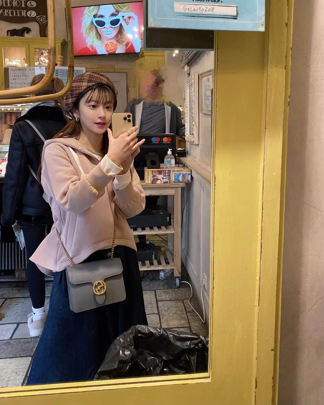 小澤美里さんのインスタグラム写真 - (小澤美里Instagram)「南ヨーロッパ🚃_ チェコプラハからのウィーンからの現在はブダペスト🇭🇺__ _  一日中ほぼ歩き回ってるから動きやすいお洋服は欠かせないのだけどkicuriパーカーはさりげなく可愛いデザインなのでこんな日にとても重宝されるよ🏃‍♀️✨_ 販売startしたのでサイトもチェックしてみてください😋❤︎_ _」11月7日 17時57分 - misatooozamisa