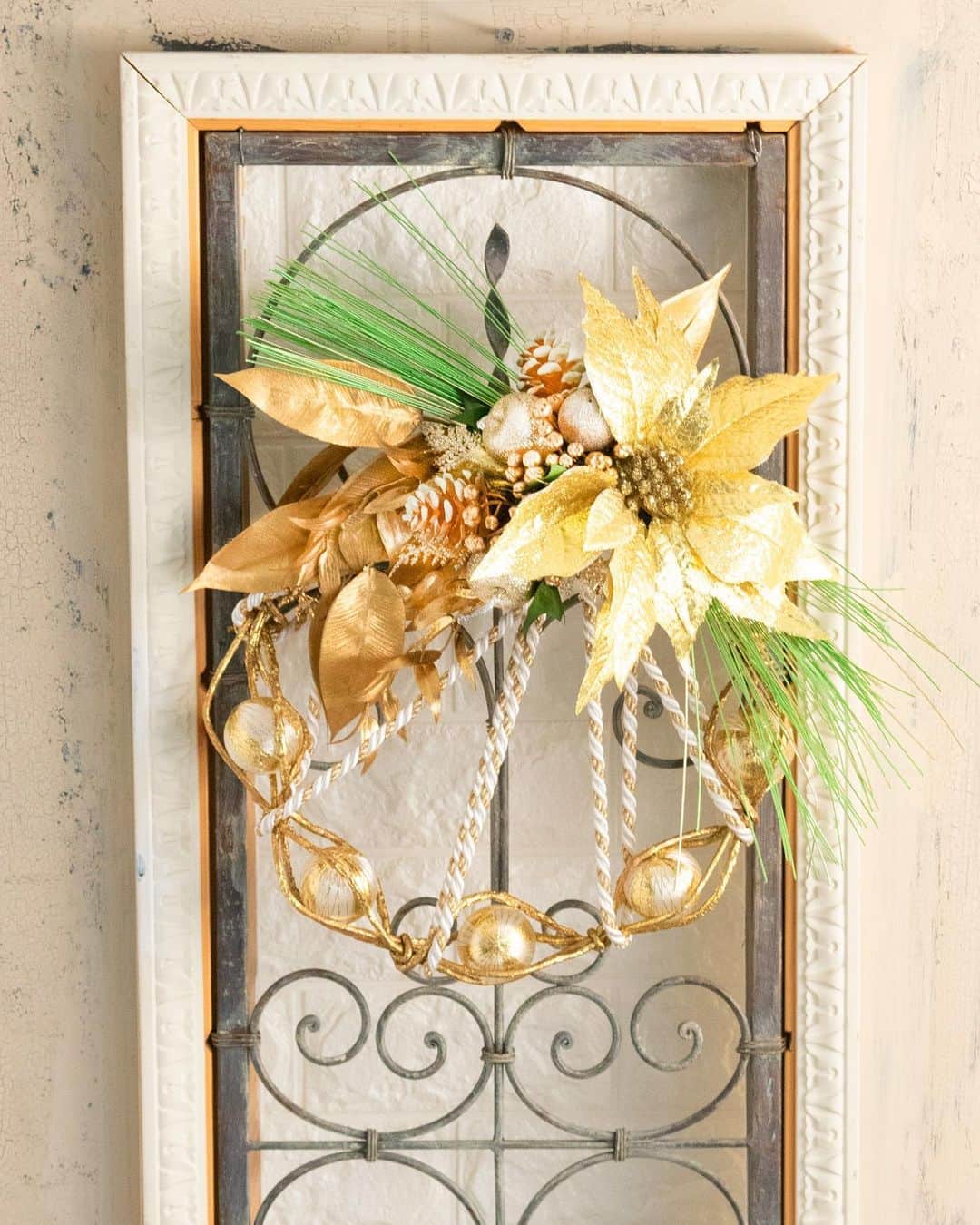 東京堂アーティフィシャルフラワーMAGIQのインスタグラム：「・ 【アーティフィシャルで季節を迎える】〜Winter Flower Home Decoration(ウィンターフラワー ホームデコレーション) ・ FX9910 ㊿ レザータッチポインセチア XP6994 シャンコールピック FX731  リュクス細葉ユーカリ FJ5567  ゴールドツィッグバンドル FJ1913 ⑱ メタリカルスカスピック JP240 ① 金糸模様入サテンピック MH500 ㉓ 光水引 ・ 🎄【クリスマスキャンペーン】開催❗️ #magiqクリスマス2019 🎅期間:2019年11月5日(火)〜12月1日(日) 🎖入賞→６名 🏅発表→12月5日(木),6日(金) ・ 👇👇👇👇👇👇👇👇👇 ＠magiq.jp プロフィールURLサイトを 必ず一読して参加お願いします🙇‍♀️ ・ #TOKYODO#MAGIQ#MAGIQのある暮らし#東京堂#アーティフィシャルフラワー#アーティフィシャル#アートフラワー#造花#花のある暮らし#花のある生活 #花好きな人と繋がりたい#フラワーデザイン#フラワーアレンジメント#フラワーアレンジ#アレンジメント#花が好き#花を飾る#artificial#artificialflower #flowerofinstagram #flowersoninstagram#winterflowers #花藝#插花#花藝課#保鮮花#不凋花#꽃스타그램#조화」