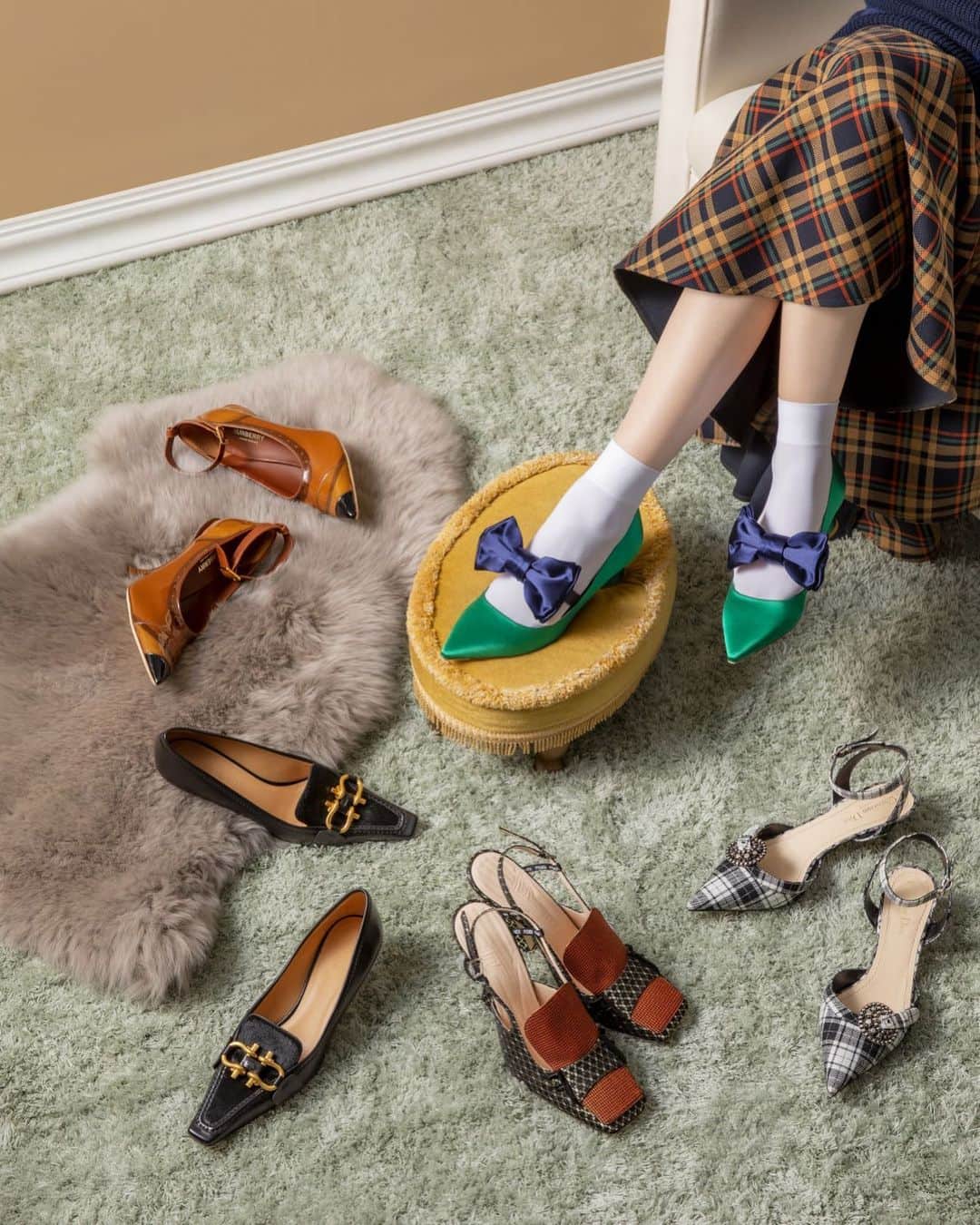 Fashion Headlineのインスタグラム：「【FASHION】 今年らしくおしゃれを楽しむために、この秋レディにふさわしいのはパンプス!  2019年秋、レディなパンプス . 続きは @fashionheadlinejpn を✒︎ . styling Mai Sakai ( @mp_maipu ) photography #KazukiSato model Shihori Hananoe ( @shihori.hananoe ) / Gunn's . #パンプス #シューズ #秋冬シューズ #ディオール #dior #ボッテガヴェネタ #bottegaveneta #フェンディ #fendi #バーバリー #burberry #ロジェヴィヴィエ #rogervivier」