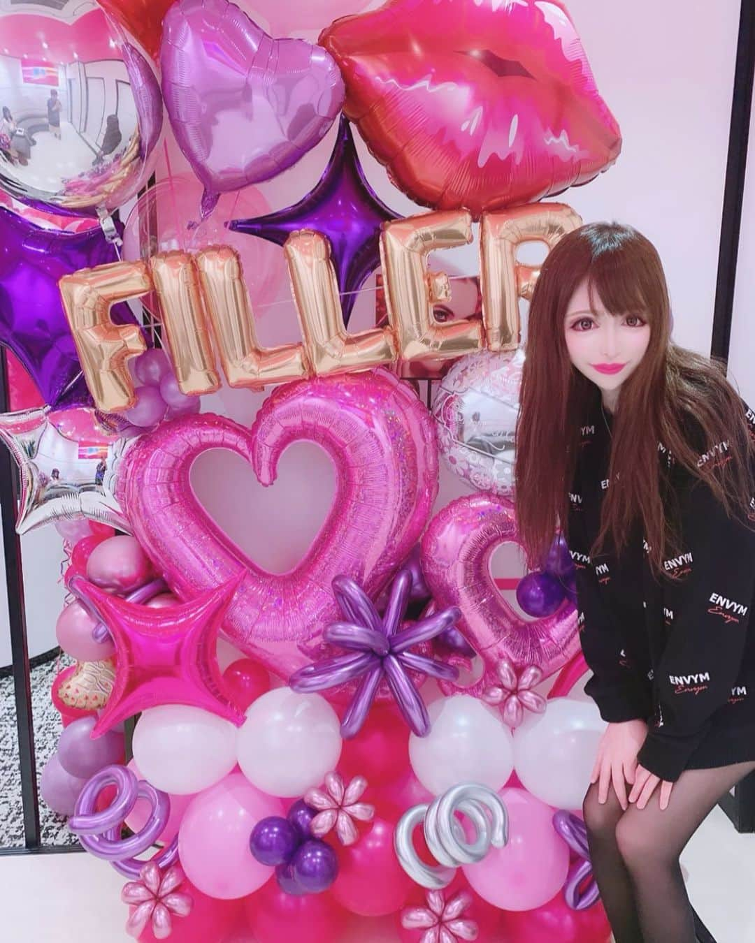 ねねーしゅさんのインスタグラム写真 - (ねねーしゅInstagram)「今日からオープンのフィラークリニック(@filler_clinic )新宿院で顎ヒアルの施術してきたよーん❣️ 内装お花とかバルーンとか沢山あってめちゃくちゃ可愛かった✨ 今までも色々な病院でヒアル沢山入れてたんだけど、フィラークリニックは施術も丁寧だしスタッフさんもみんな優しくてフレンドリーだし痛みも無いし腫れもしないから最高✨ 私のインスタ見たって言ってもらえると10%オフで受けられるのでフィラー系気になってるとかメンテしたい人は是非行ってみてください(｀・ω・´)💓 #フィラークリニック#ヒアルロン酸#顎フィラー#ボトックス#注入専門#歌舞伎町#キャバクラ#新宿#キャバ嬢#整形#手術#可愛い#NEWOPEN#fillerclinic」11月7日 17時54分 - nenepiyon