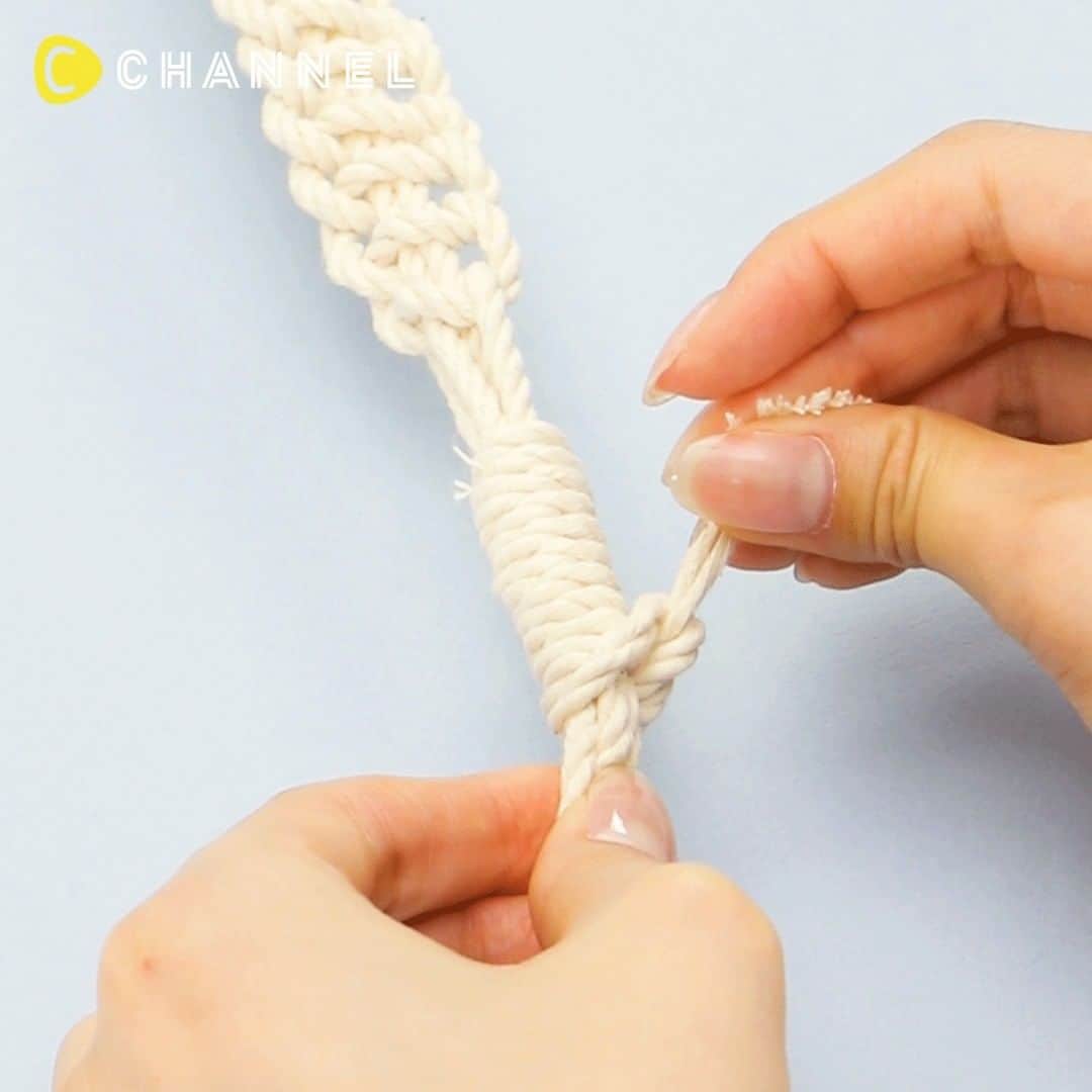 C CHANNEL-Art&Studyのインスタグラム：「🌴Fun with Knitting! DIY Macrame Wall Decor🎗 🌴編んで楽しい!! マクラメのウォールアクセサリー🎗 . 🎨Follow me👉 @cchannel_artandstudy 🎵 💡Check👉 @cchannel_girls 🎶 📲C CHANNELのアプリもよろしくお願いします💕 . Fun with Knitting! DIY Macrame Wall Decor . [Things to prepare] ・ Driftwood with holes ・rope ・ elastic tape . [Steps] 1. Secure a rope folded in half to a driftwood. Prepare two sets of these. 2. Secure the driftwood on the desk with elastic tape. 3. Avoid the outside of the two sets of ropes, put the middle together and fasten with elastic tape. 4. Return the rope and fix the four ropes together near the knot. 5. Tie the two outer sides to make a ring, and pull it up to a position close to the elastic tape with four knots. Repeat this until the desired length is reached. Once you get to the desired length, wrap a short rope to secure it from loosening and loosen the ends. 6. Prepare 4 sets of the same items. Tie each other together. 7. Finish by fixing the knot with the same short rope. . ロープを編んで作る、お洒落なウォールアクセサリー 是非試してみてください♡ . 【用意するもの】 ・穴の空いた流木 ・ロープ ・ガムテープ . 【作り方】 1. 流木に半分に折ったロープを通して固定する。これを２組用意する。 2. 流木をガムテープで机の上に固定する。 3. ２組のロープの外側を避け、真ん中をまとめガムテープでとめる。 4. ロープを戻して４本まとめて結び目に近い位置で固定する。 5. 外側２本を結んで輪っかを作り、結び目を４本固定したガムテープに近い位置まで引き上げる。これを好みの長さになるまで繰り返す。同じく好みの長さまで続けたら、短いロープを巻きつけてバラつかないように固定し、端をほぐす。 6. 同じものを４組用意する。互いを結びあわせて繋げる。 7. 結び目を同じように短いロープで固定して完成。 . ドライフラワー他グリーンとの相性ぴったり♡ 皆さんもぜひ作ってみてください♡ . . #interioraddict#myspaceanddecor#walltowallstyle#interiorandhome#macramelove#walldeco#walldecor#macramemakers#handmadewithlove#handembroidery#yarnaddiction#crafting#instacraft#handcrafted#walldecoration#macramewallhanging#macrametutorial#macrameart#macramemovement#macrame#rope#weave#tropical#interior#マクラメ編み#ロープ#編み込み#トロピカル#インテリア」