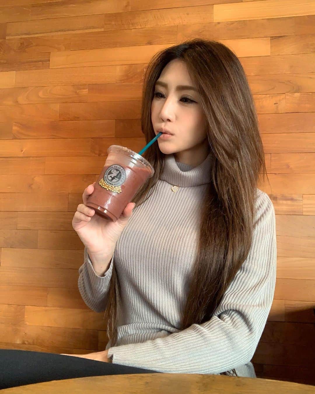 のインスタグラム：「. . 寒いからハイネック着てるのにものすごく アサイーが飲みたくてアサイースムージー🥤 アサイー大好き😘❤ . 👚@gorgeshop_official . . #acai #acaismoothie #superfood #yummy #momlife #momfashion #ootd #outfit #fashion」
