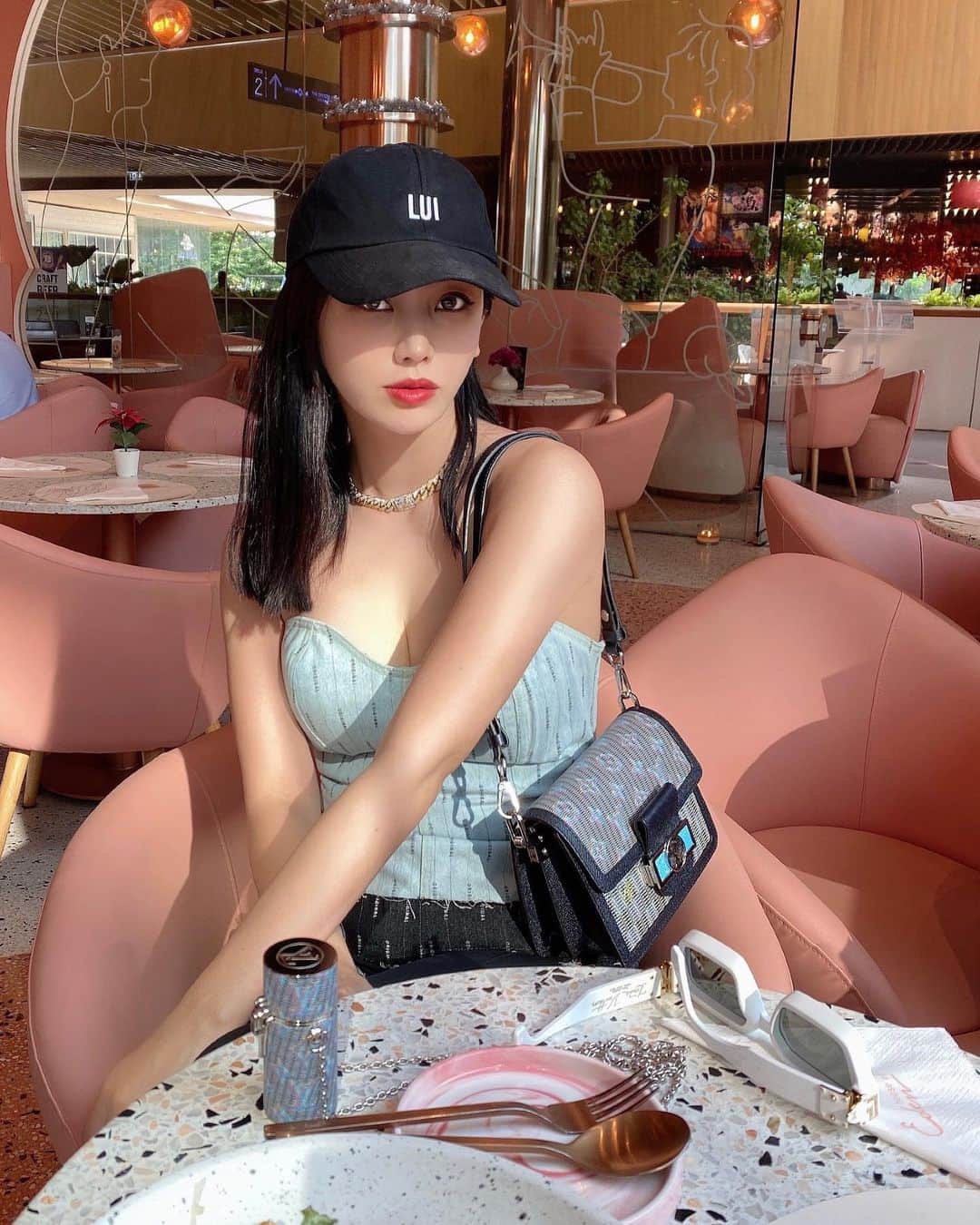megbabyのインスタグラム：「Happier when I’m in Bangkok and pink color💓✨💘🇹🇭」