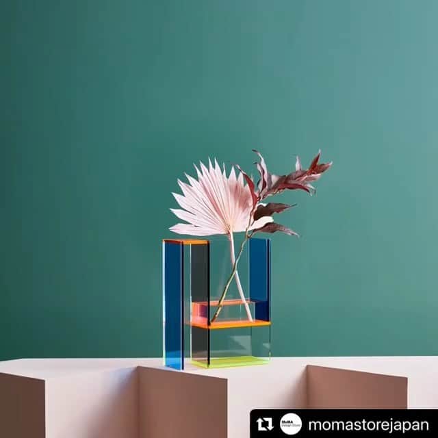 のインスタグラム：「#Repost @momastorejapan with @make_repost ・・・ 人気の「Mondri ベース」に、楽しい色のコラボレーションと美しい影が生まれるネオンカラーバージョンが登場！﻿ 花を生けるスペースが別々に3つデザインされていて、花瓶の向きを変えることで、さまざまなアレンジを楽しめます。﻿ ﻿ 本日発売のエル・デコ（@elledecorjapan ）12月号では、このフラワーベースを紹介していただいているほか、「MoMA モンドリアントート」がセットになったSPECIAL BOXも販売されています。﻿ 数量限定、一部書店のみのお取り扱いとなりますので、お見逃しなく！﻿ ﻿ #MoMADesignStore #モマデザインストア #elledecorjapan #elledecor #エルデコ #MoMAstoreTokyo #MoMAstoreKyoto #MoMAstoreShinsaibashi #flowervase #花瓶 #フラワーベース #PietMondrian #モンドリアン #Art #Design #アート #デザイン #表参道 #京都 #心斎橋」