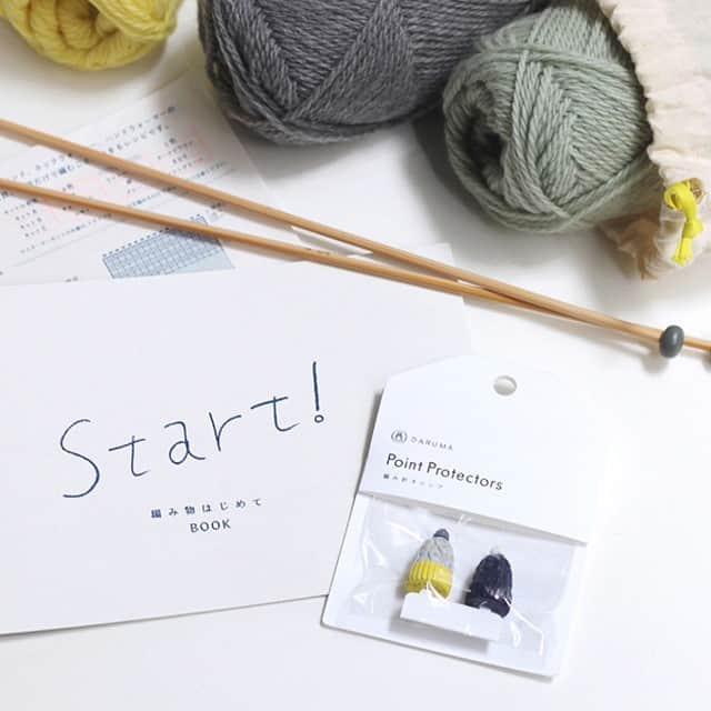 のインスタグラム：「. これさえあればはじめられる！「DARUMA｜スターターキット」 . ─────────────────── キナリノアプリでは素敵な情報とアイテムを、 毎日お届けします。 →ダウンロードはプロフィールリンクから ─────────────────── . 編み物してみたいけど、どうやって始めたらいいの？と思っている方に向けて、毛糸、編み針、とじ針、編み針キャップ、糸のかけ方や編み方がわかるBOOKをセットにしました。まずはガーター編みのコースターを編んで編み方を覚えたら、ヘアバンドやネックウォーマー、ハンドウォーマーにも挑戦してみましょう。 編み物の基本、表目・裏目だけで編むことができます。 前に編み物をしたことがあったけど、編み方を忘れてしまった、という方にもおすすめです。少しずつ思い出しながら編んでいただけます。 自分の手で編むアイテムは、つくっていく内に、だんだん自分らしい仕上がりになり、世界にふたつとないオリジナルアイテムです。 つくる時間も、できあがりも、どちらも楽しい編み物の世界に飛び込んでみませんか＊ . ▶︎こちらのアイテムはキナリノアプリで販売中！ 「お買いもの」→「インスタグラム掲載」から、インスタグラムでご紹介したアイテムをご覧頂けるようになりました。 アプリを最新版にアップデートのうえ、お買い物をお楽しみください。 . #スターターキット #編み物 #毛糸 #手作り #ハンドメイド #DARUMA #knitting #handmade #instagood #丁寧な暮らし #暮らし #キナリノモール #キナリノ . https://kinarino-mall.jp/item-54」