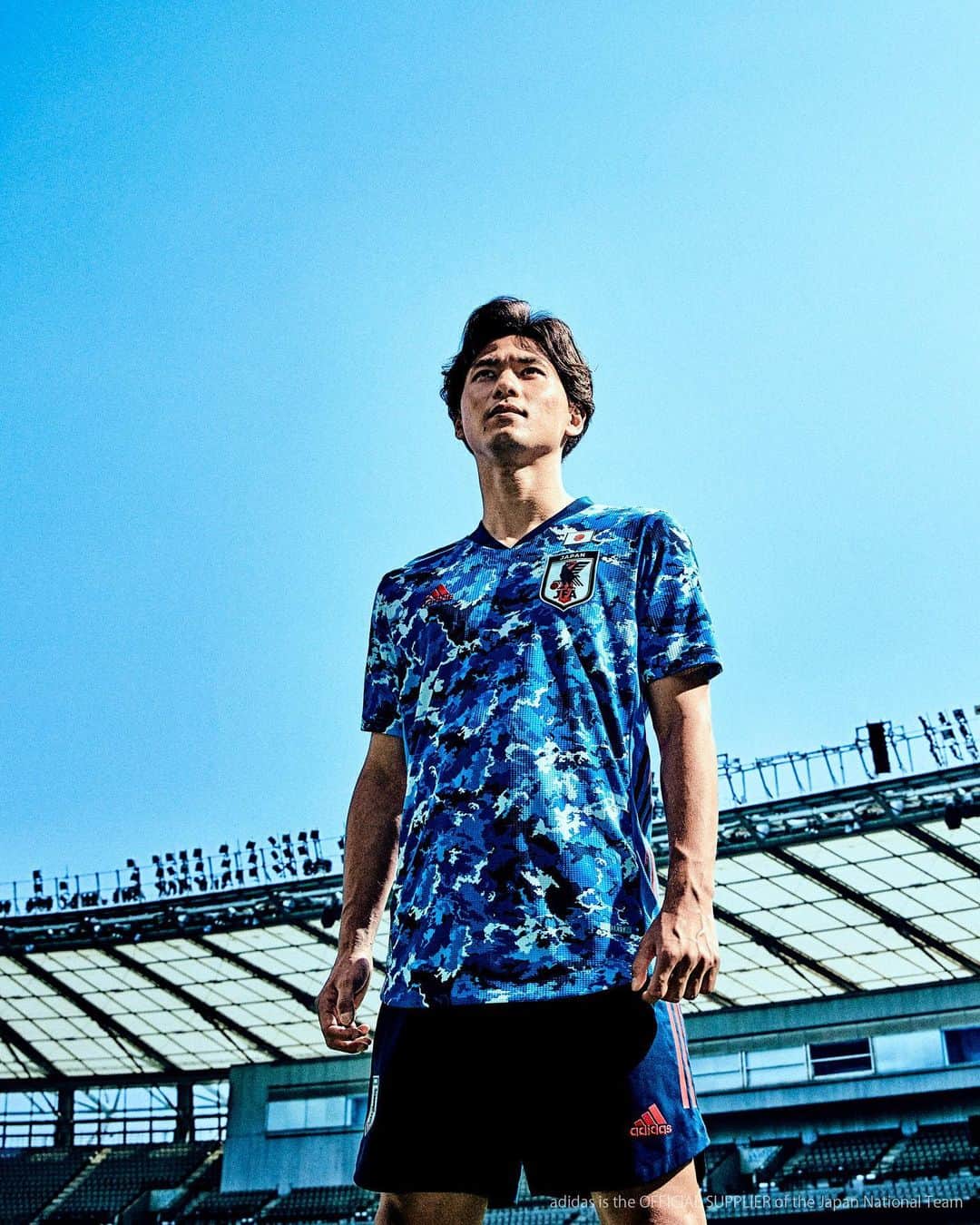 ADIDASTOKYOさんのインスタグラム写真 - (ADIDASTOKYOInstagram)「“絶対的なエースになる。” #南野拓実⁣ ⁣ 一人一人に違ったストーリーの空がある。#見上げる空はひとつだ 。⁣ ⁣ 最高の“日本晴れ”へ。⁣ ⁣ 📸@nishimuphoto⁣ #サッカー日本代表 #daihyo #adidastokyo #アディダス」11月7日 18時00分 - adidastokyo