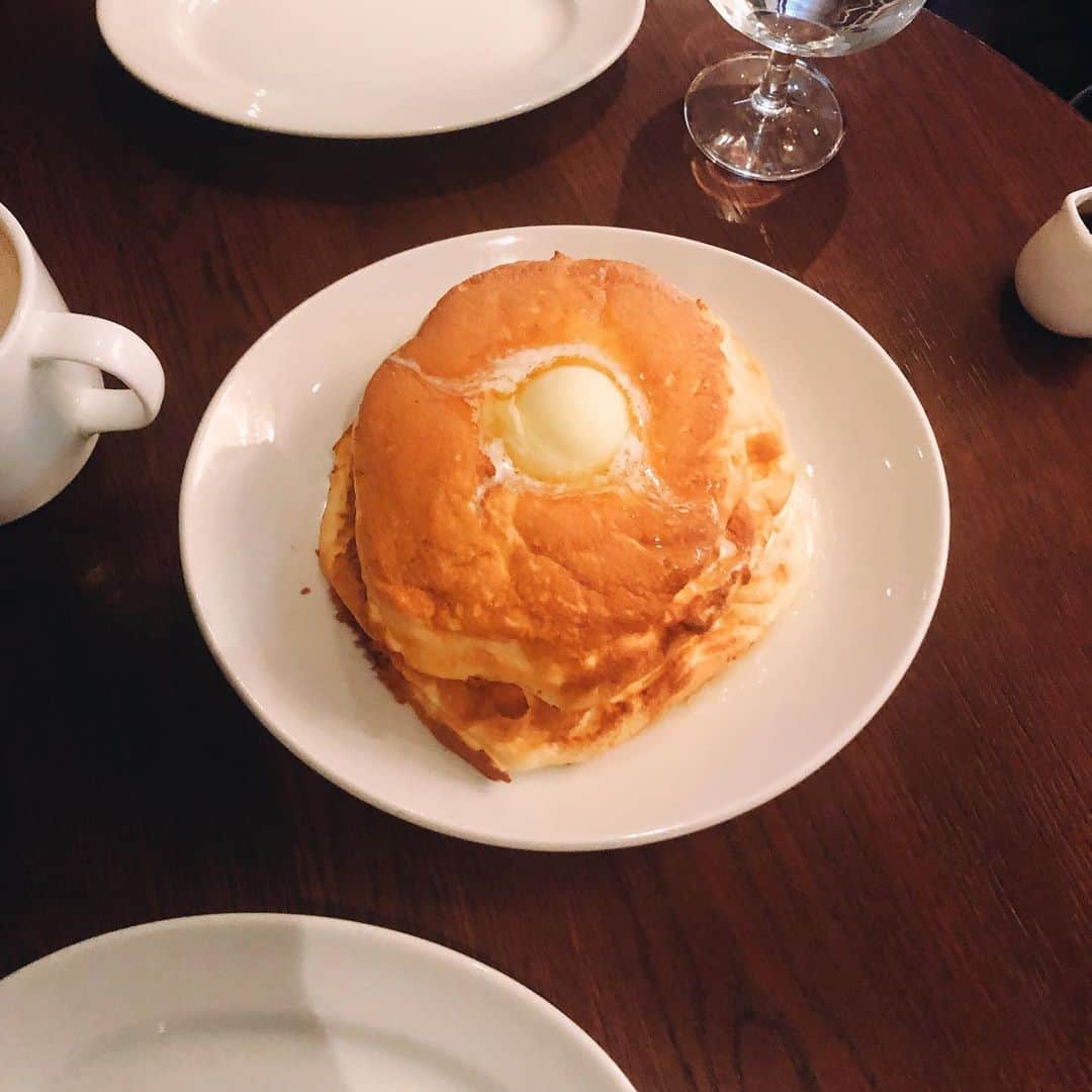 のインスタグラム：「📸#Hanakogram 結果発表﻿ ﻿ テーマは「#丸の内ごはん」「#大手町ごはん」。たくさんの投稿をみなさまありがとうございました！Hanako賞に選ばれた5名の投稿を、順次ご紹介します🍳﻿ ﻿ 今回の投稿は @08tmmmto10 さん。﻿ ＿＿＿＿＿＿＿＿＿＿＿＿＿＿＿＿﻿ ﻿ ﻿ 正直どこでパンケーキ食べても一緒だと思ってたけど、ここのパンケーキは別格だった…パンケーキ自体に味がついていてメープルいらず。﻿ ふんわり具合もちょうどよくてリピ決定。﻿ 並んでいたけど席数多いし回転率もわりと良いのですぐ入れました。﻿ 📍#6thbyorientalhotel﻿ #rin103_tokyo﻿ .﻿ ﻿ ﻿ @08tmmmto10﻿ ＿＿＿＿＿＿＿＿＿＿＿＿＿＿＿＿﻿ ﻿ 編集長の一言👨🏻👏🏼﻿ 「シンプルな写真ですが、周りの皿やカップの入れ方が絶妙。フワフワ感もよく出ています」﻿ ﻿ @08tmmmto10 さん、素敵な投稿ありがとうございました！ ﻿ ﻿ Hanako #Hanako_magazine #銀座 #日本橋 #日比谷 #丸の内 #大手町 #東銀座 #銀座ランチ #東京カフェ #日比谷カフェ #日比谷ランチ #銀座カフェ #銀ブラ #銀座グルメ #日本橋カフェ #日本橋ランチ #丸の内ランチ #丸の内カフェ #カフェ巡り #東京グルメ #カレー好き #ginza #tokyo」